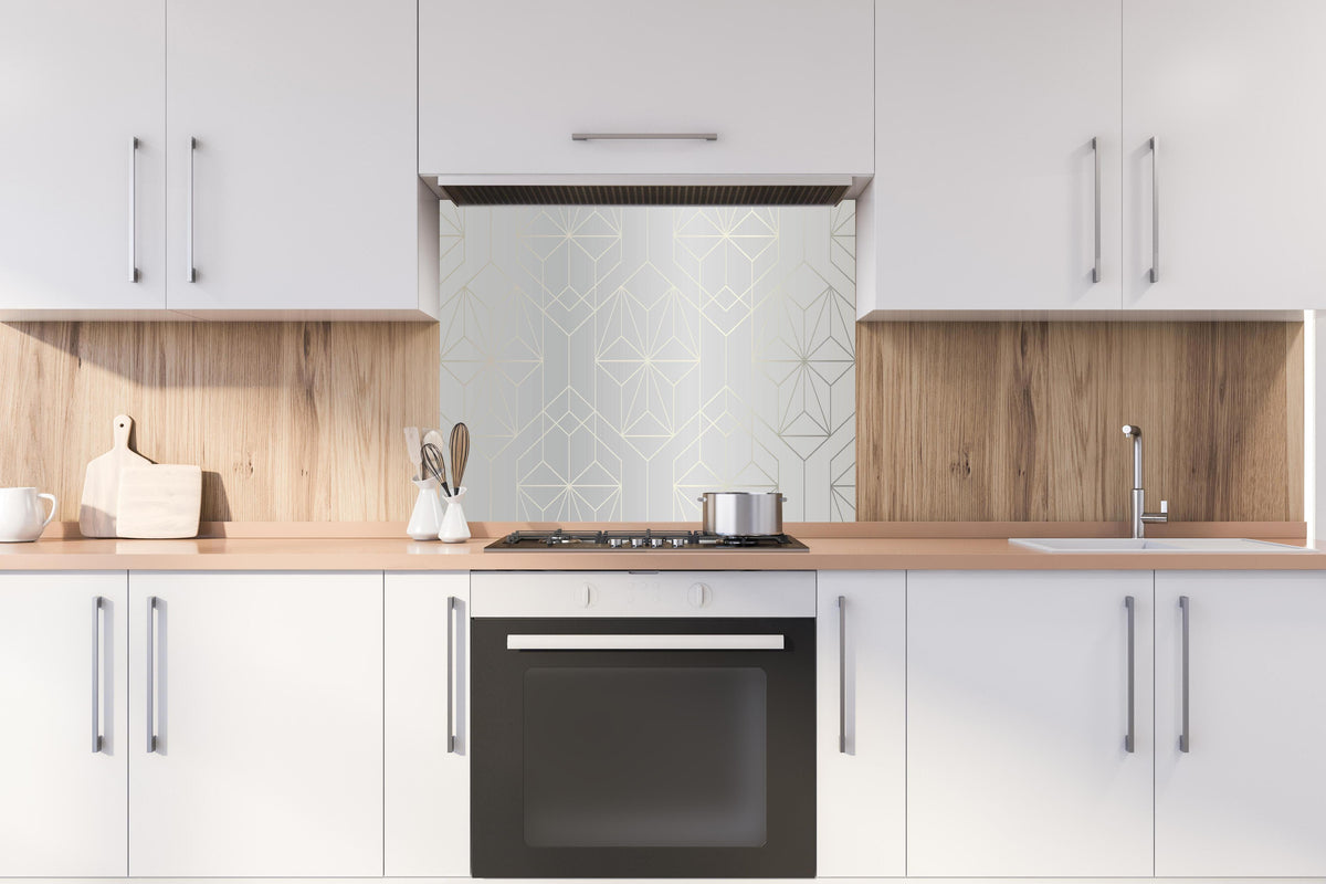 Spritzschutz - Modernes Design Muster in Weiß und Grau hinter einem Cerankochfeld zwischen Holz-Kochutensilien
