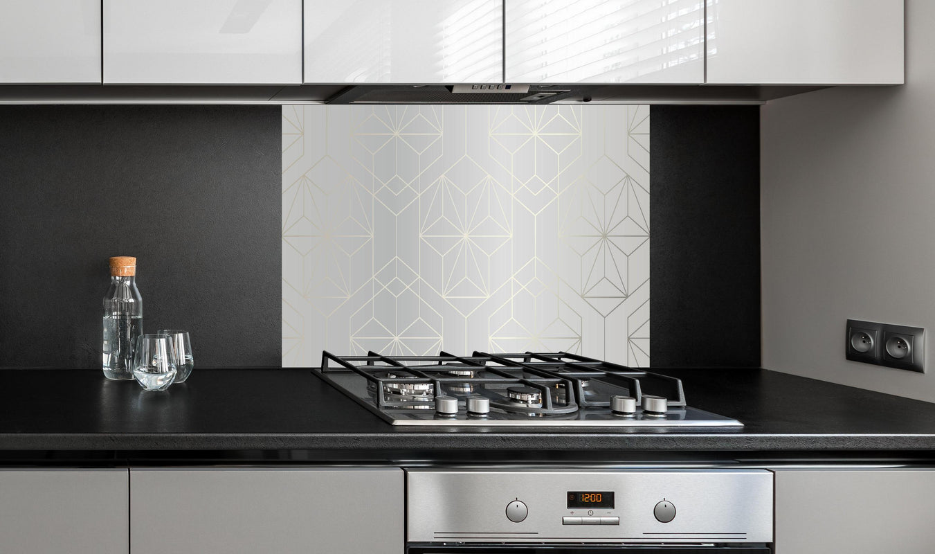 Spritzschutz - Modernes Design Muster in Weiß und Grau hinter einem Cerankochfeld zwischen Holz-Kochutensilien
