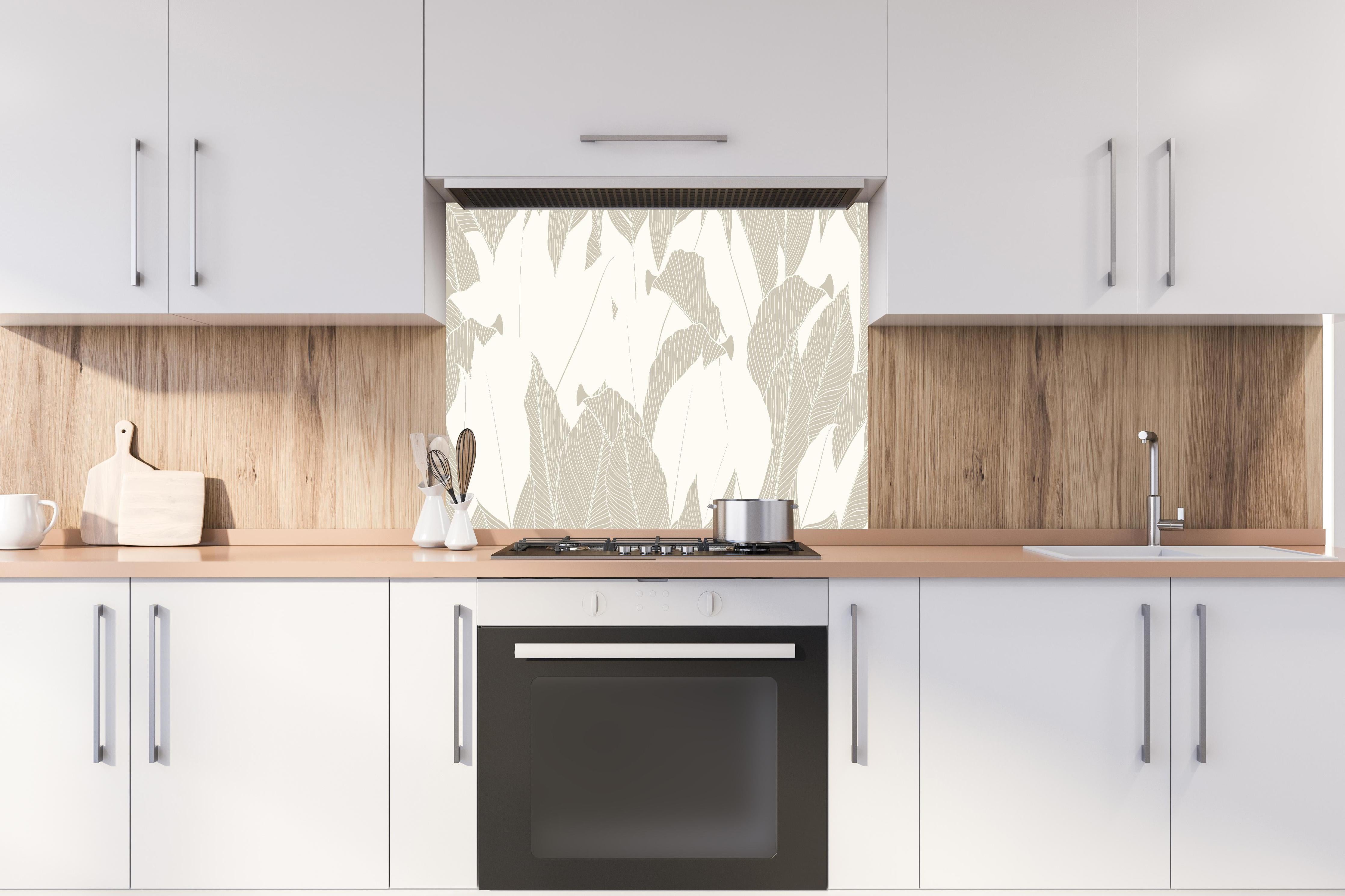 Spritzschutz - Modernes Grau-Weißes Laubdesign Tapete hinter einem Cerankochfeld zwischen Holz-Kochutensilien

