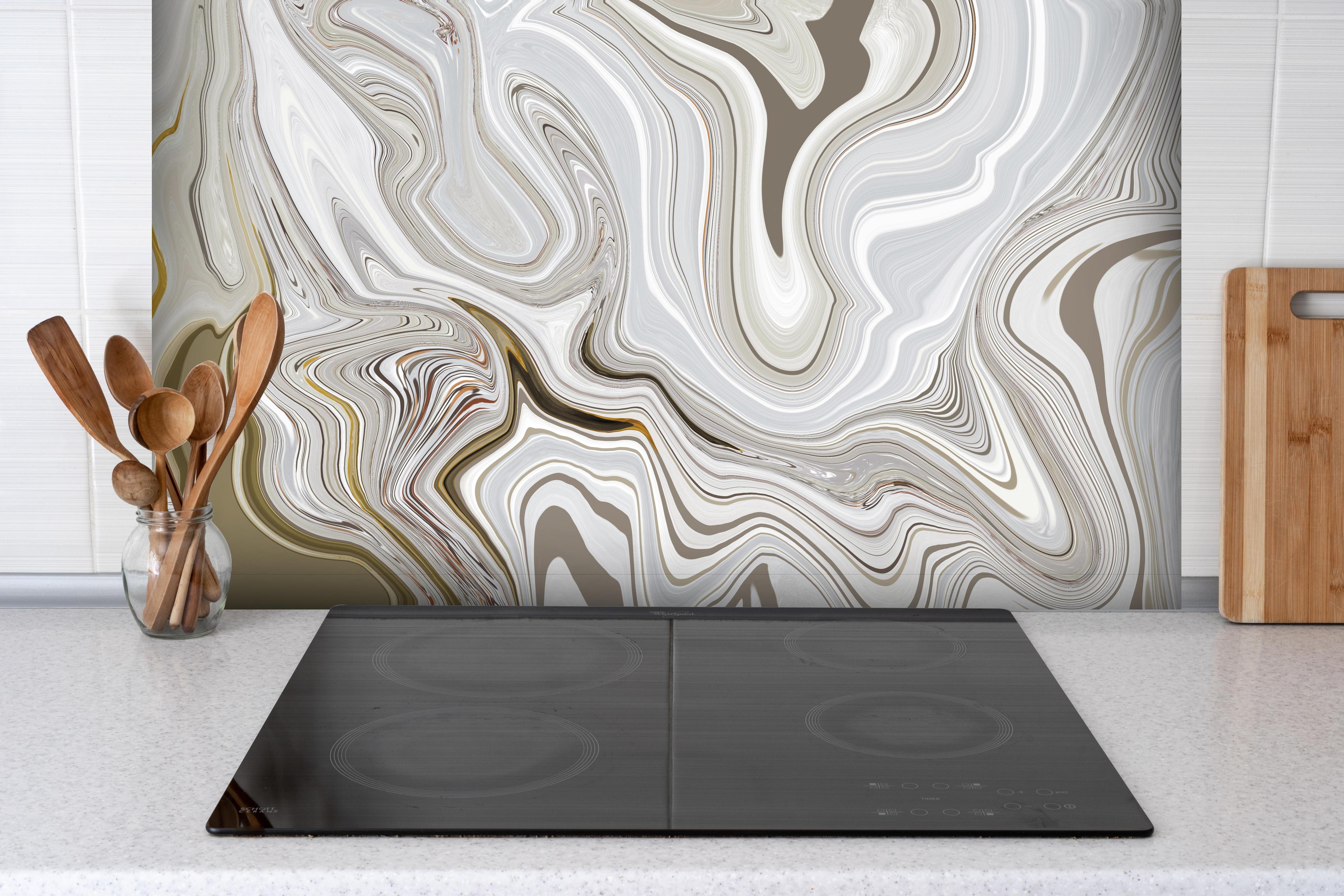 Spritzschutz - Modernes Kunstwerk - Flüssigkunst hinter einem Cerankochfeld zwischen Holz-Kochutensilien
