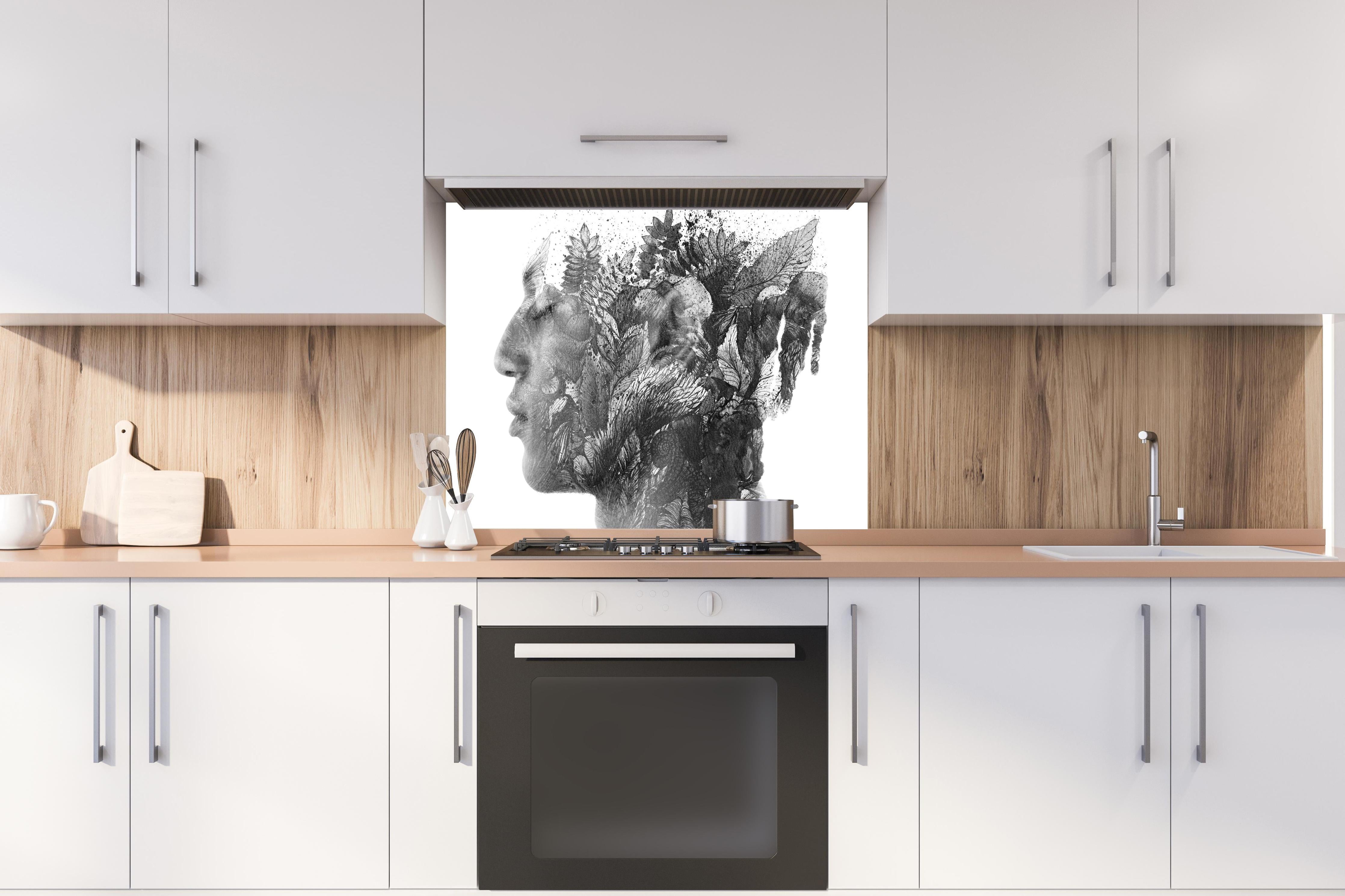 Spritzschutz - Modernes Portrait in schwarz - weiß hinter einem Cerankochfeld zwischen Holz-Kochutensilien
