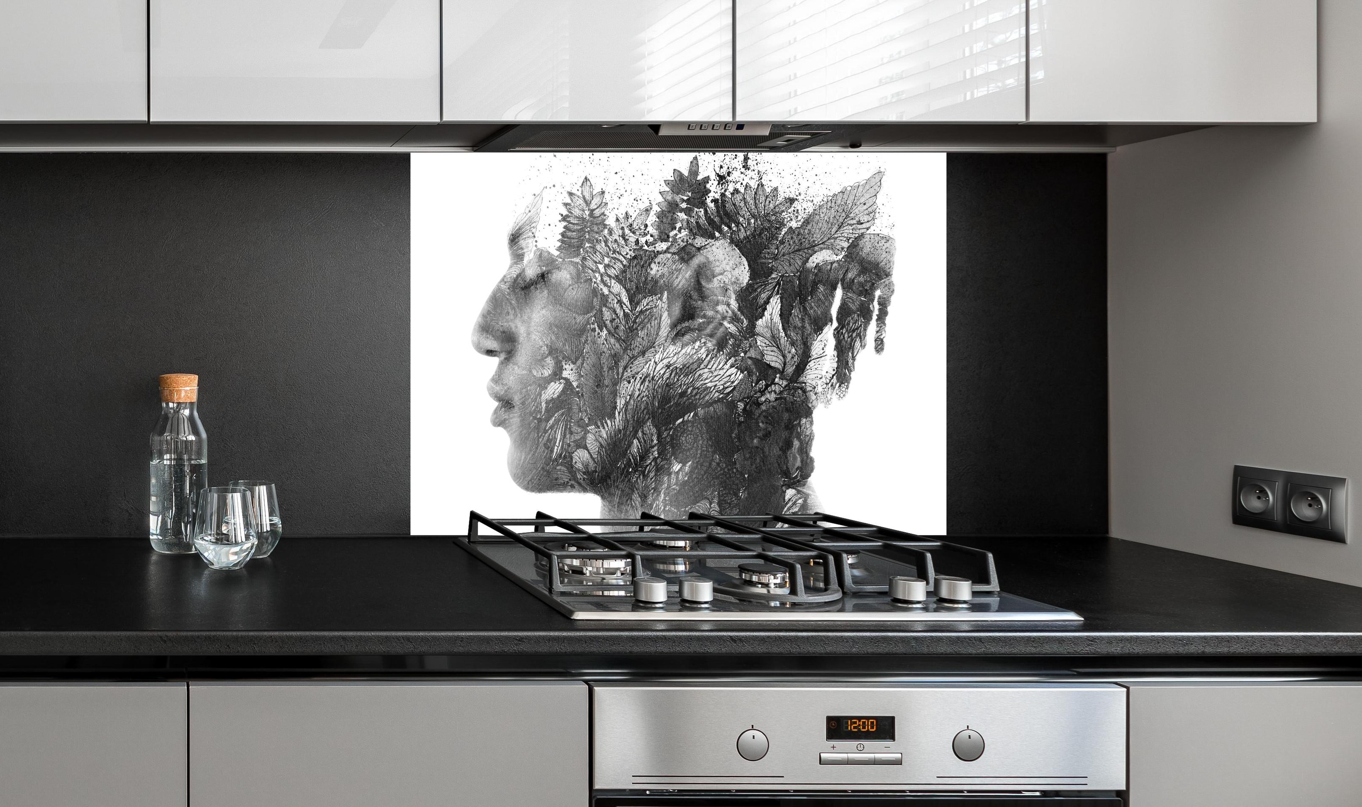 Spritzschutz - Modernes Portrait in schwarz - weiß hinter einem Cerankochfeld zwischen Holz-Kochutensilien
