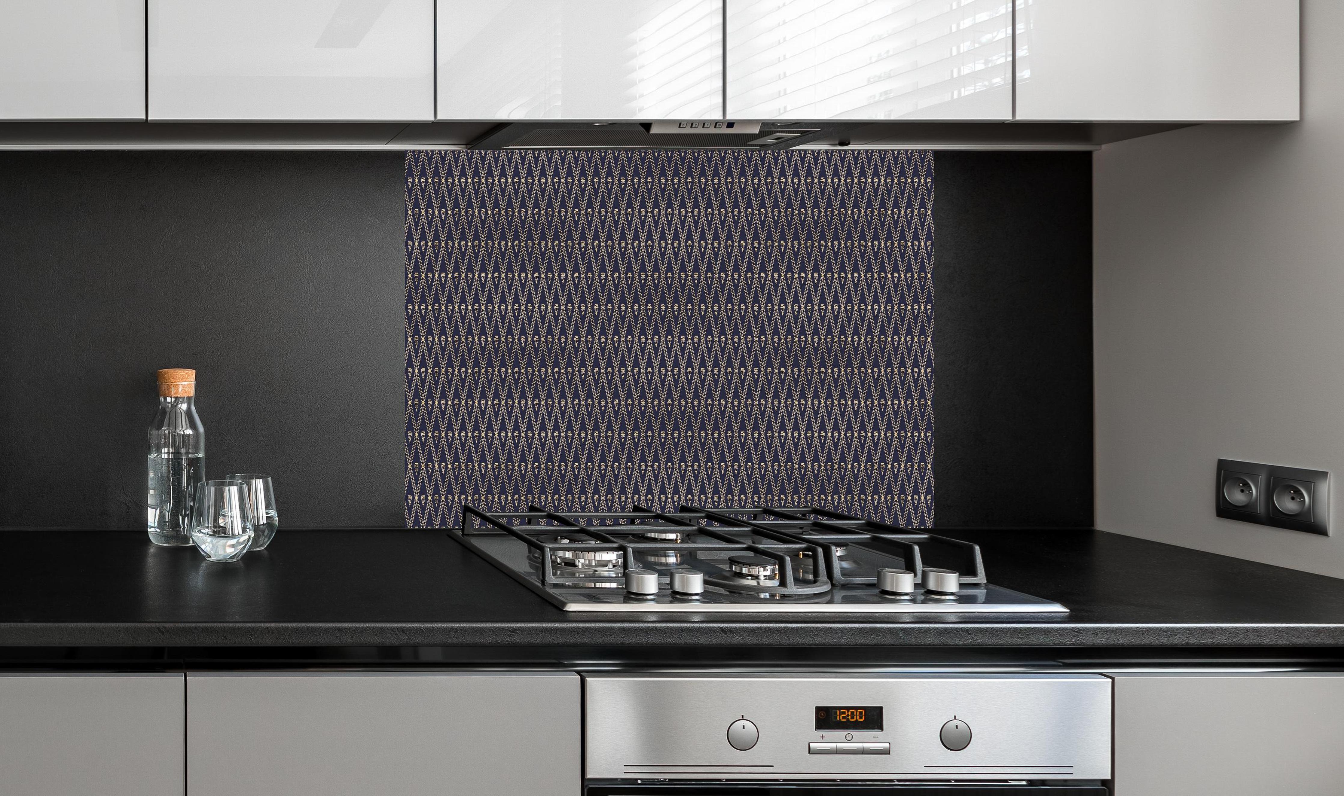 Spritzschutz - Modernes Schwarz-Blau Geometrie-Design hinter einem Cerankochfeld zwischen Holz-Kochutensilien
