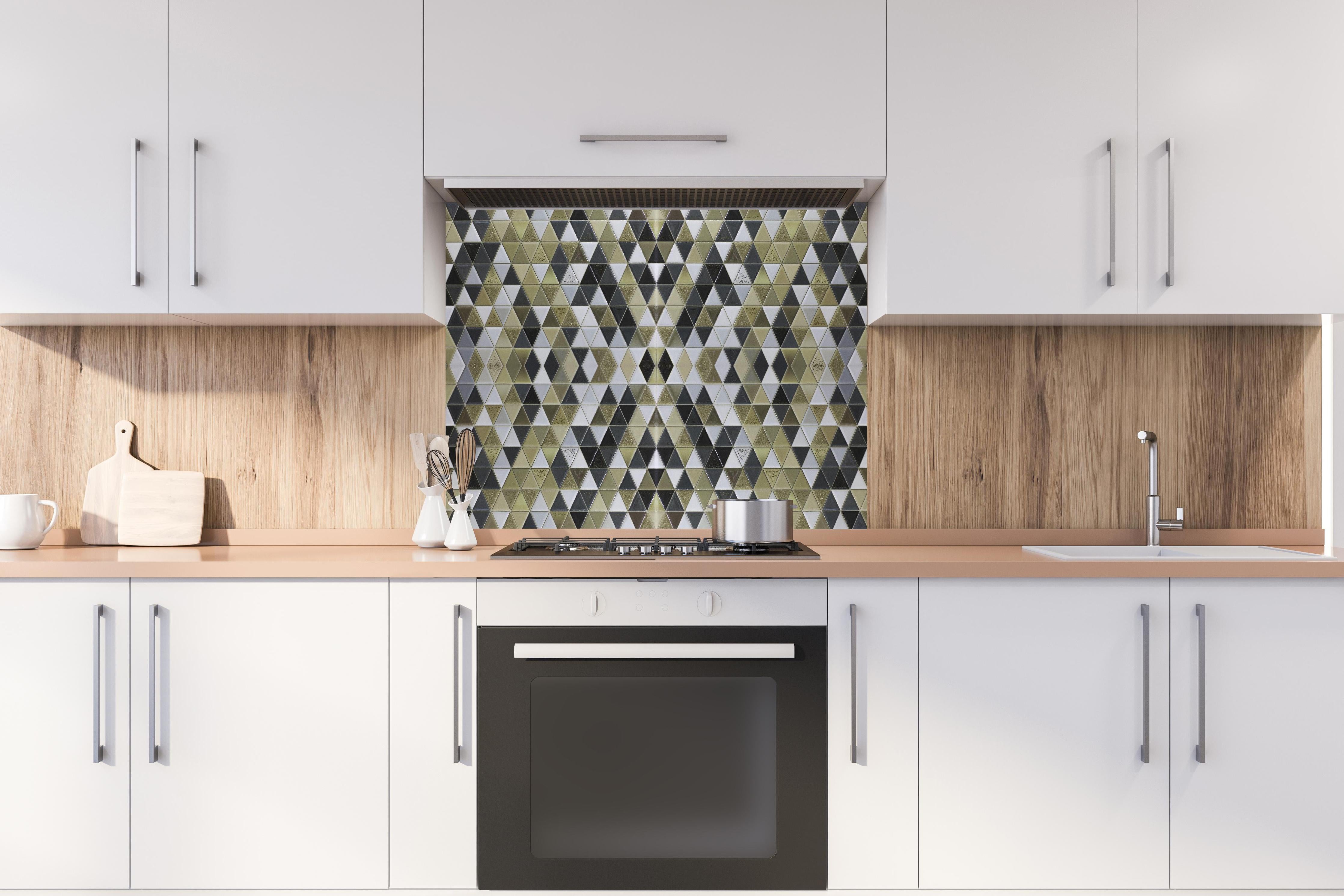 Spritzschutz - Modernes Schwarz-Gold-Design Texturmuster hinter einem Cerankochfeld zwischen Holz-Kochutensilien
