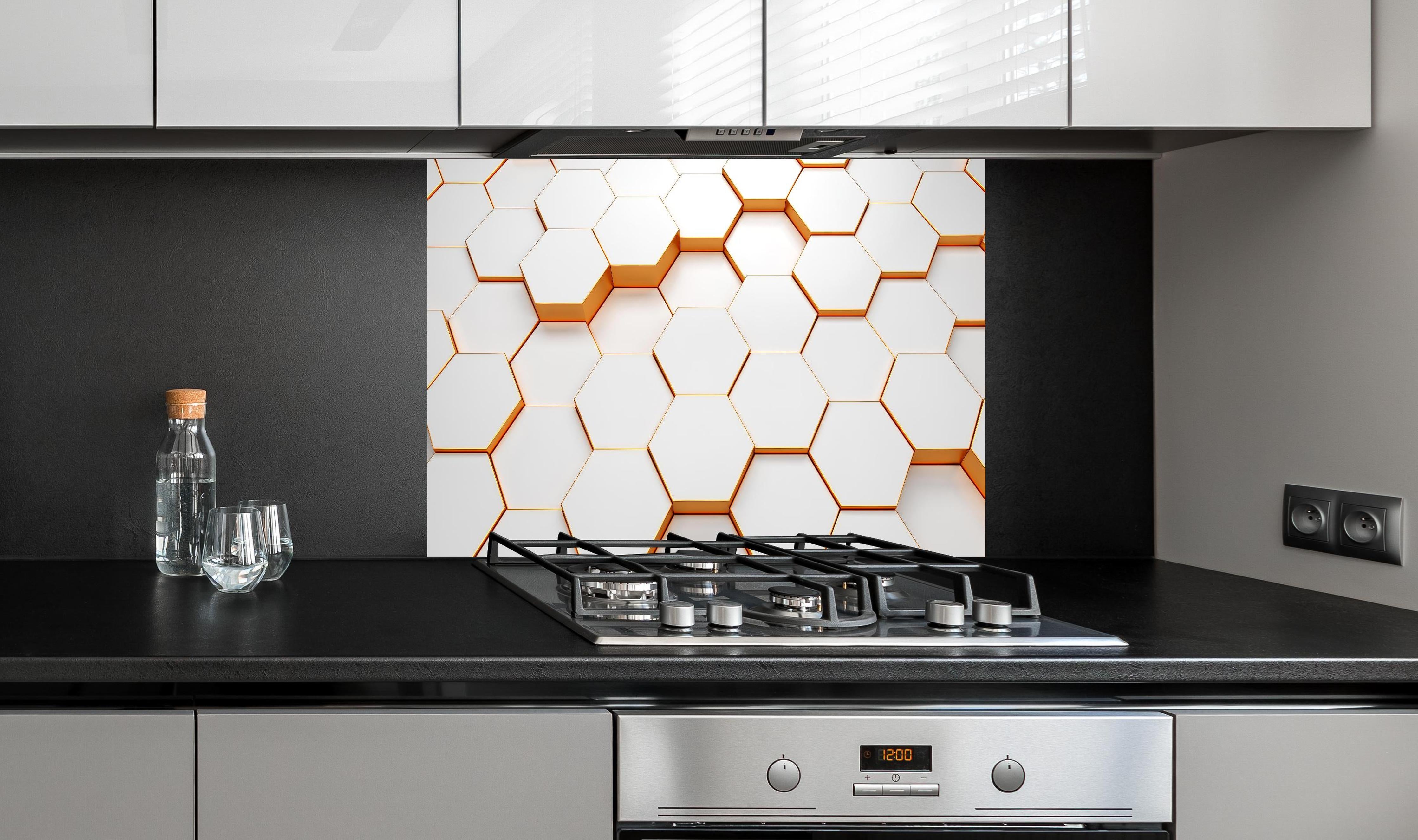 Spritzschutz - Modernes Sechseck Muster hinter einem Cerankochfeld zwischen Holz-Kochutensilien
