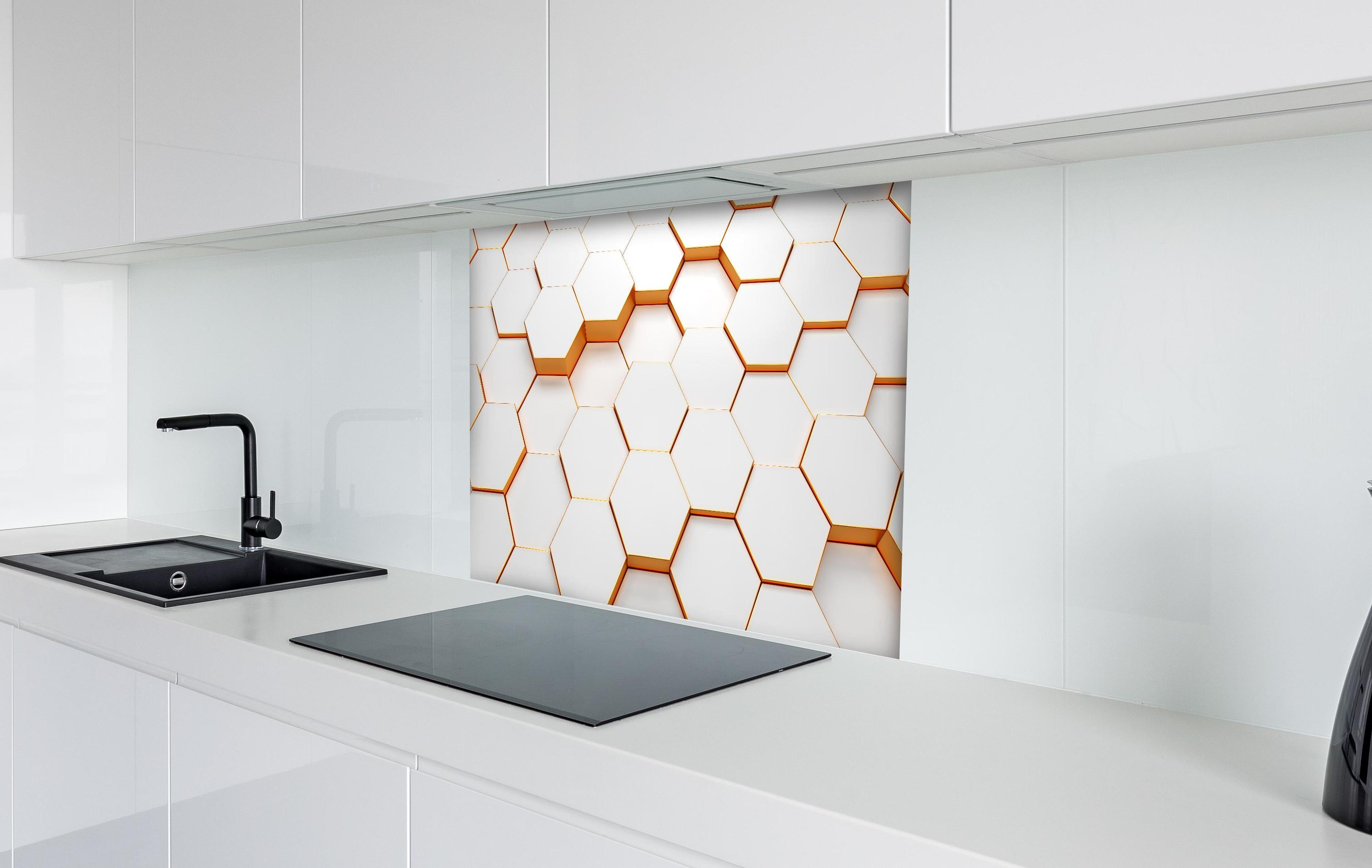 Spritzschutz - Modernes Sechseck Muster hinter einem Cerankochfeld zwischen Holz-Kochutensilien
