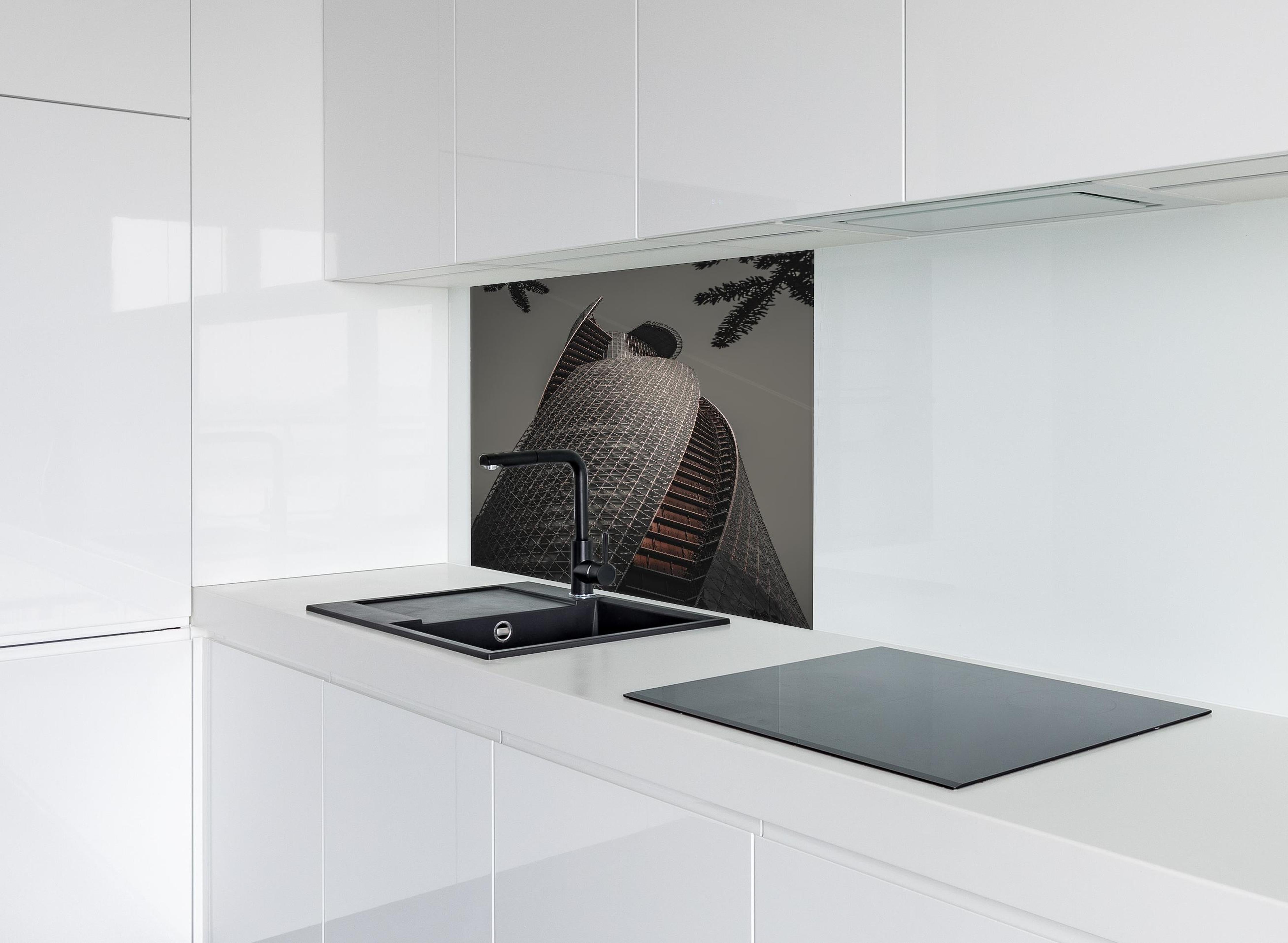 Spritzschutz - Modernes Spiral-Gebäude in Grautönen hinter einem Cerankochfeld zwischen Holz-Kochutensilien
