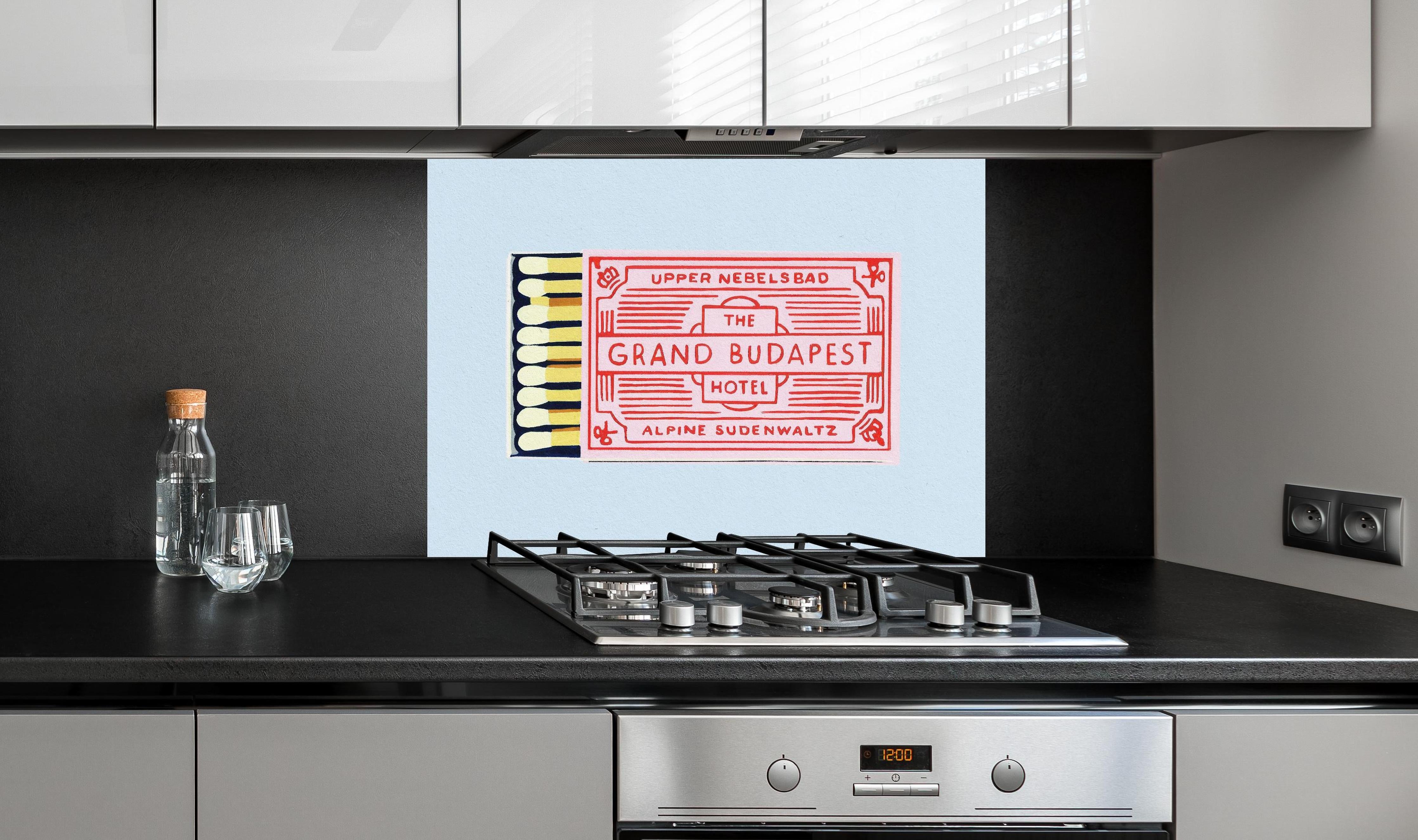 Spritzschutz - Modernes Streichholz Poster hinter einem Cerankochfeld zwischen Holz-Kochutensilien

