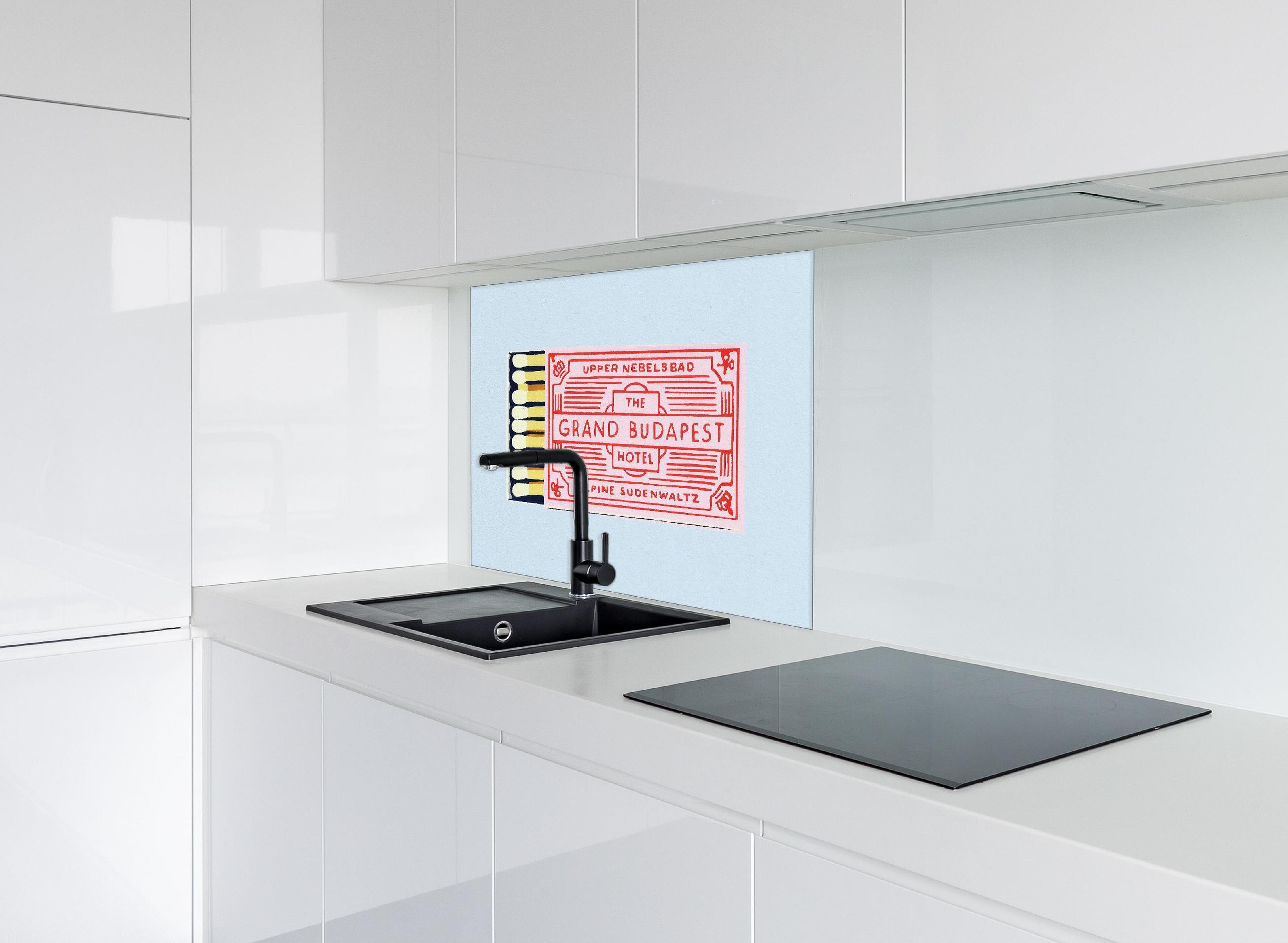 Spritzschutz - Modernes Streichholz Poster hinter einem Cerankochfeld zwischen Holz-Kochutensilien
