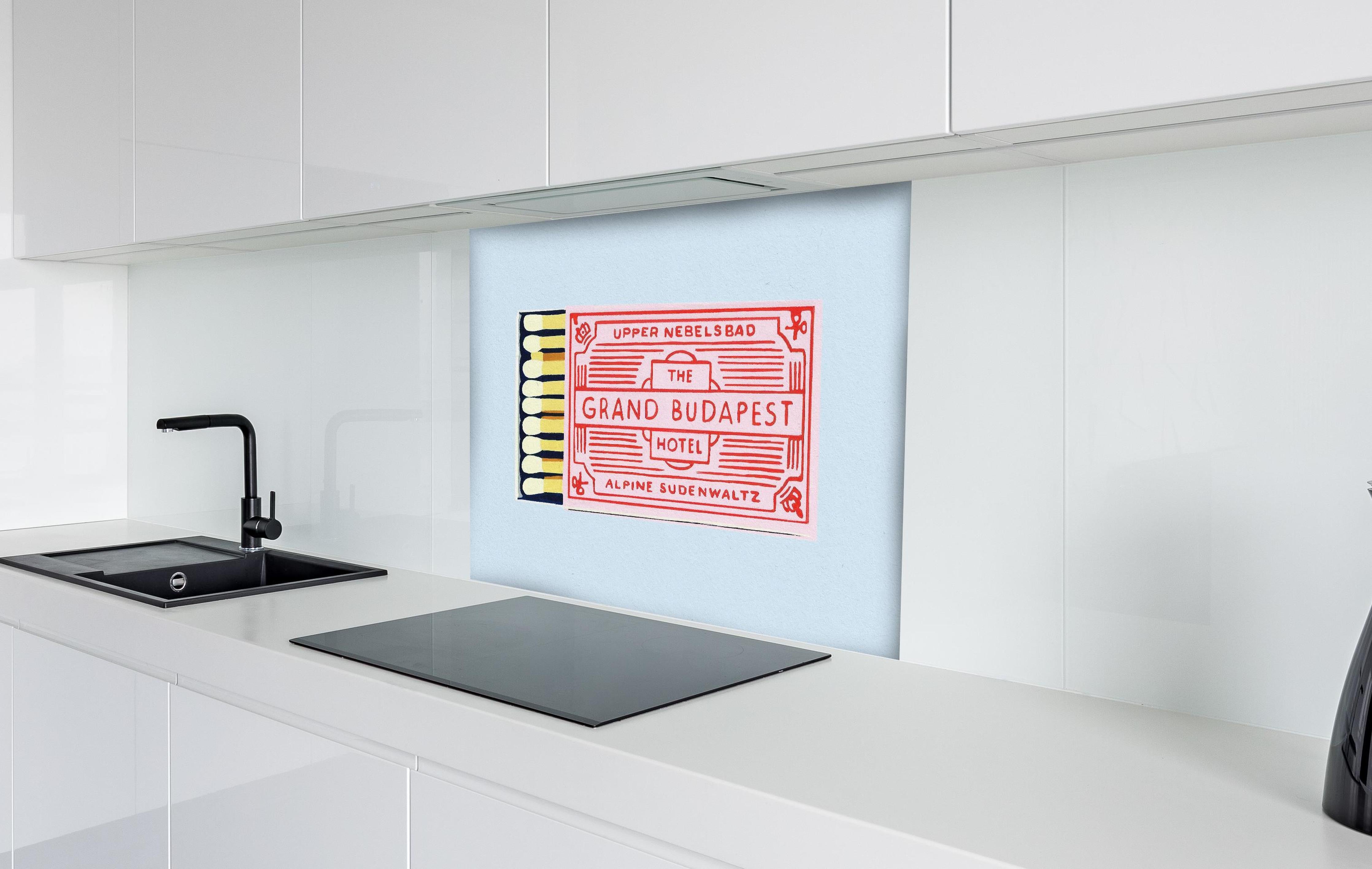 Spritzschutz - Modernes Streichholz Poster hinter einem Cerankochfeld zwischen Holz-Kochutensilien
