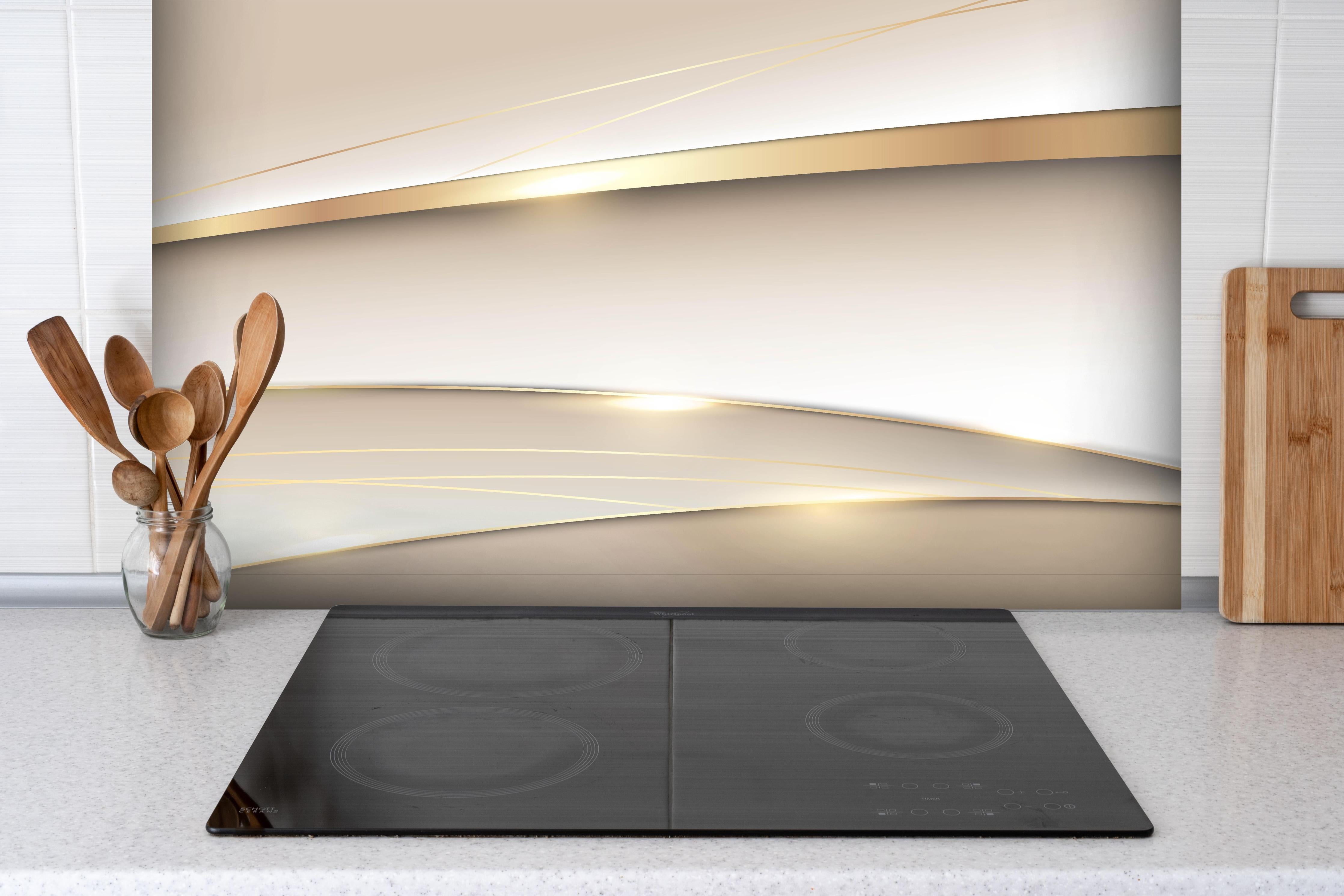 Spritzschutz - Modernes Weiß und Gold Wellen Muster hinter einem Cerankochfeld zwischen Holz-Kochutensilien
