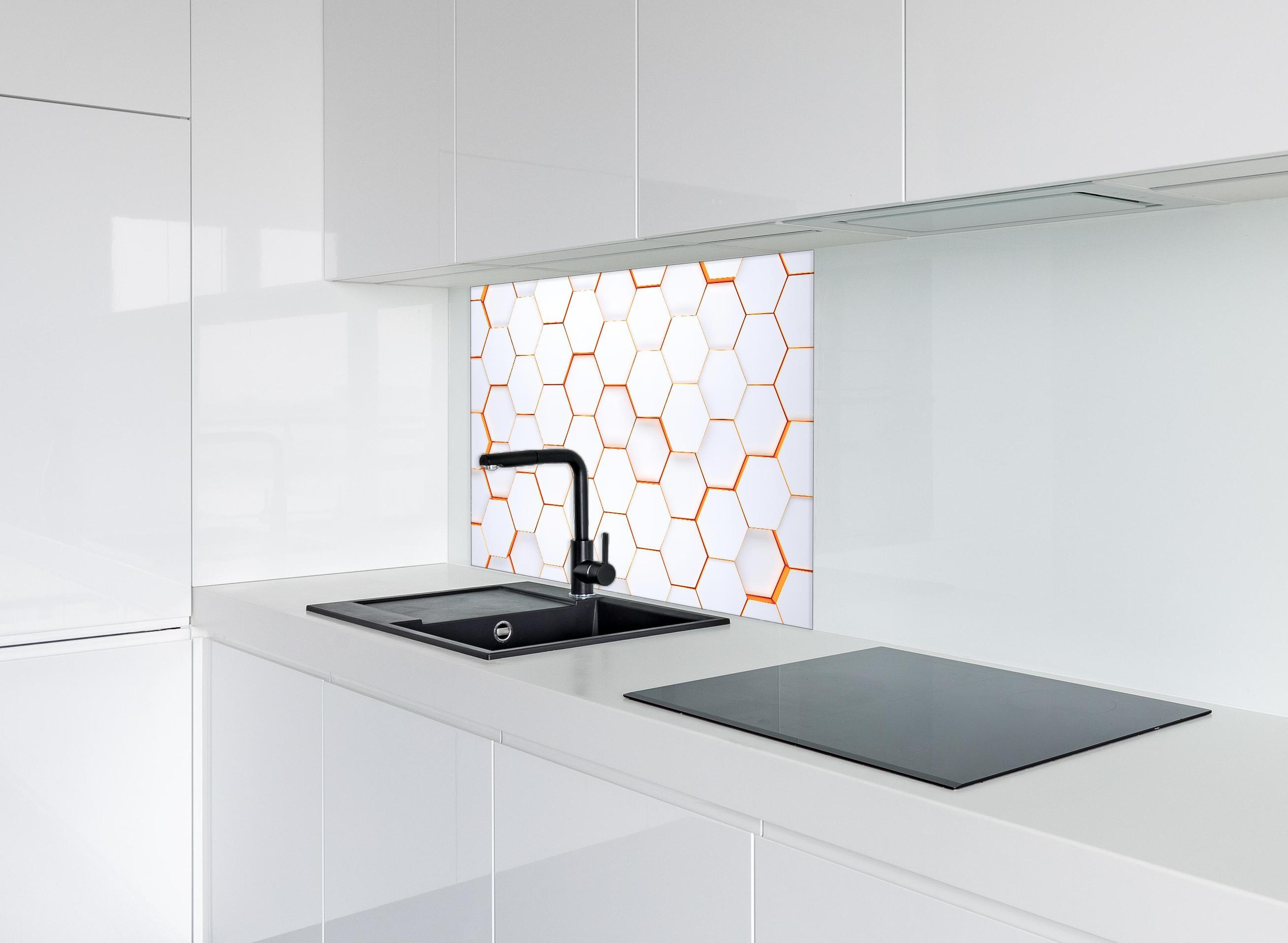 Spritzschutz - Modernes sechseckiges Hintergrundmuster hinter einem Cerankochfeld zwischen Holz-Kochutensilien
