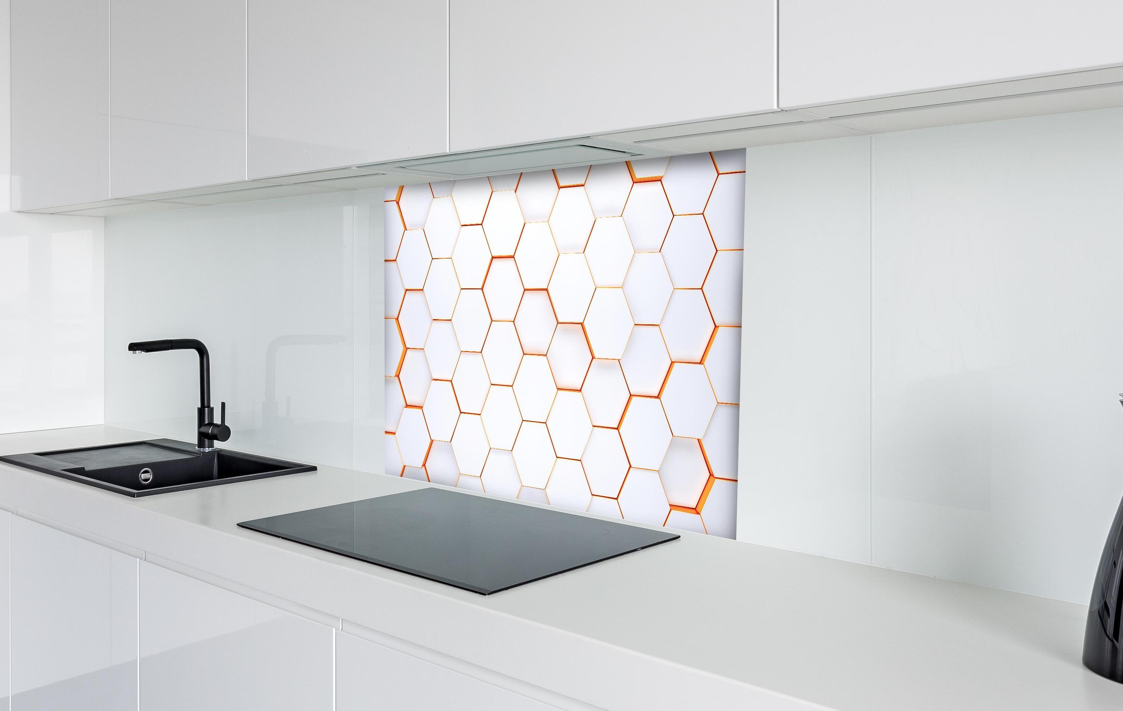 Spritzschutz - Modernes sechseckiges Hintergrundmuster hinter einem Cerankochfeld zwischen Holz-Kochutensilien
