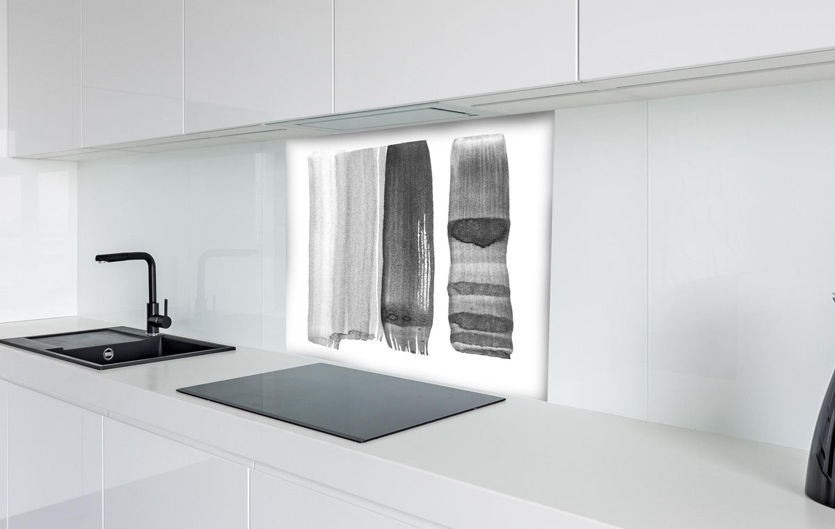 Spritzschutz - Monochrome Abstraktion in Schwarz und Weiß hinter einem Cerankochfeld zwischen Holz-Kochutensilien
