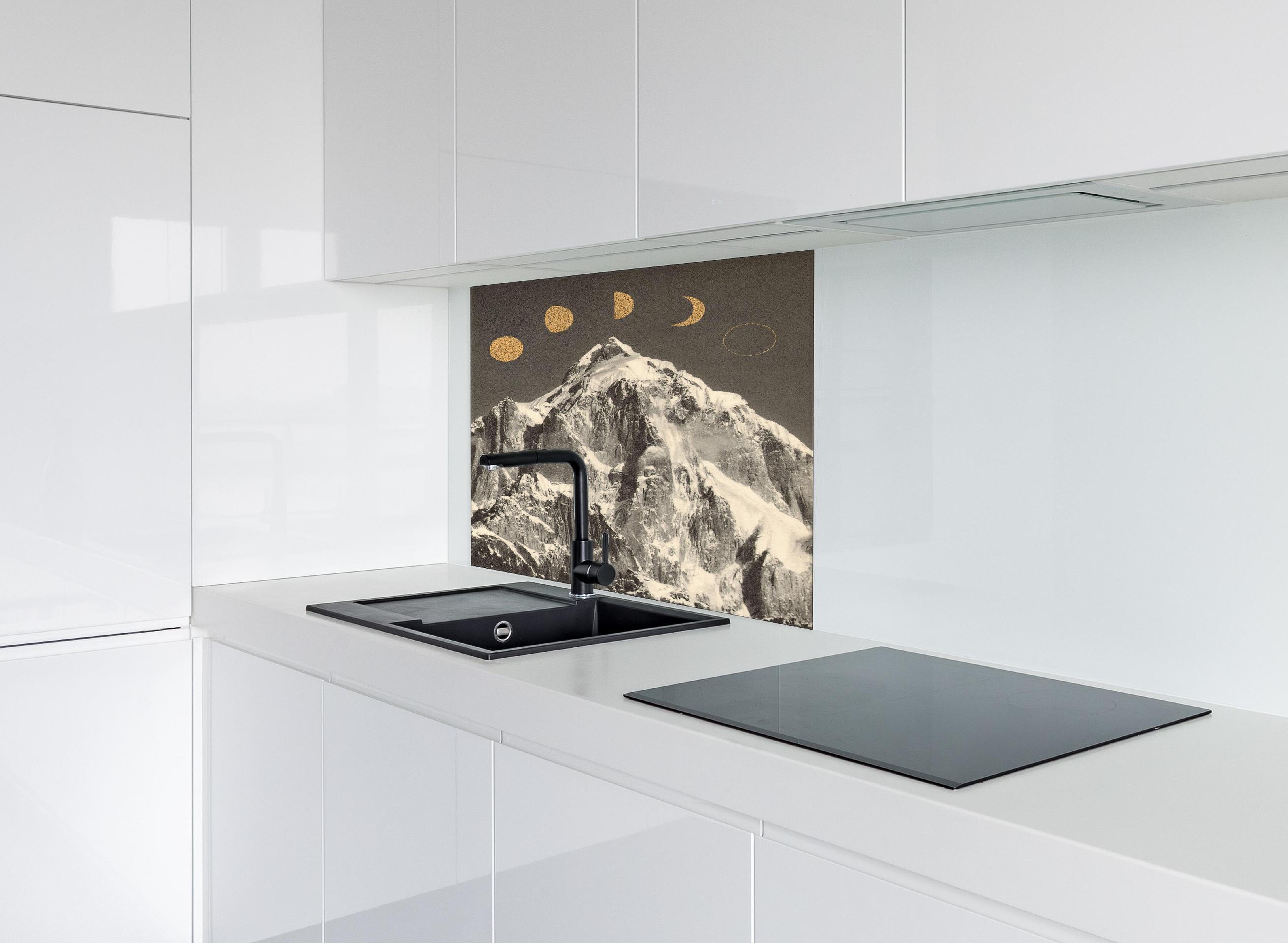 Spritzschutz - Monochrome Mondphasen über schneebedecktem Berg hinter einem Cerankochfeld zwischen Holz-Kochutensilien
