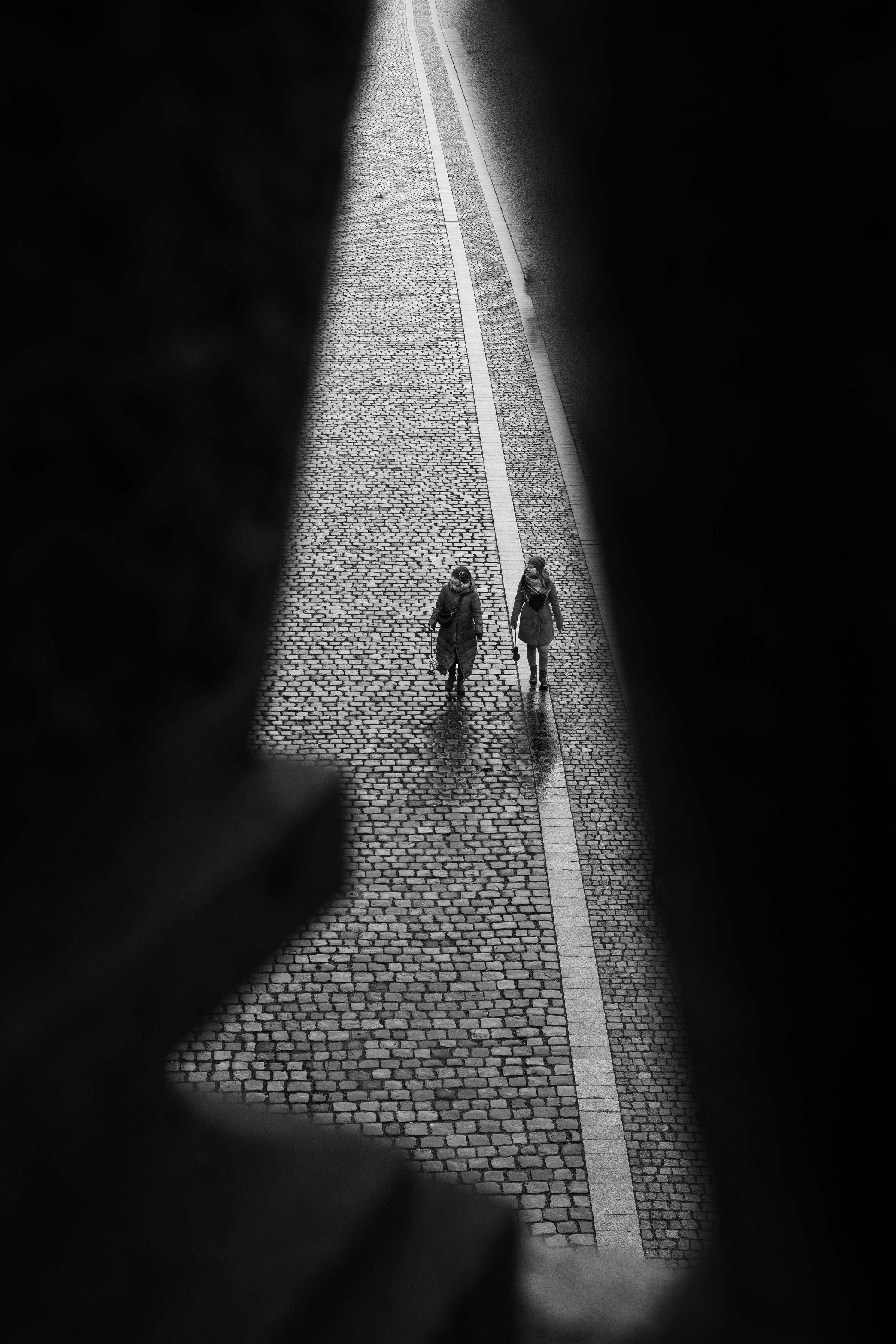 Spritzschutz-Monochrome Prager Straßenansicht mit Personen