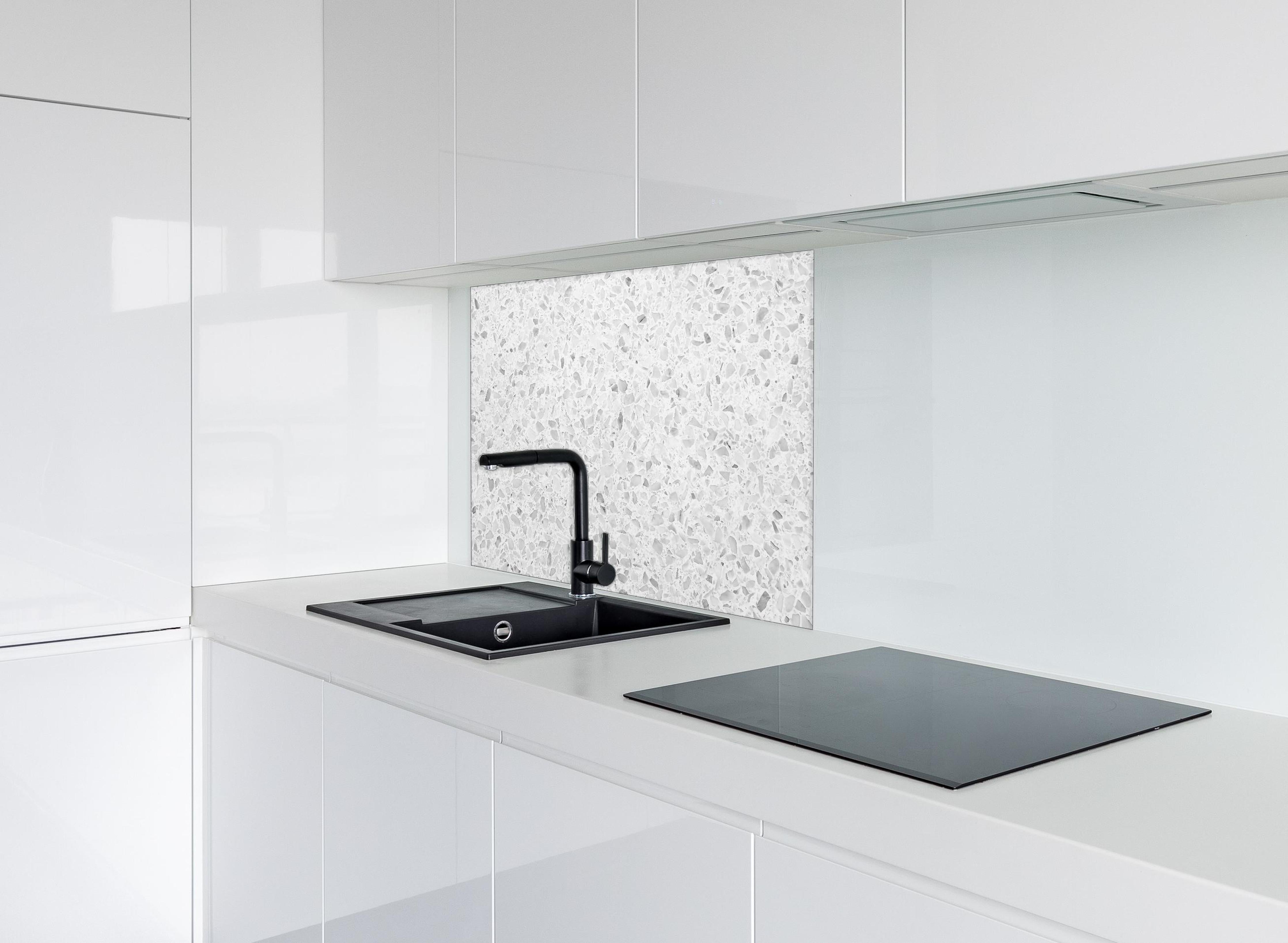Spritzschutz - Monochrome Weiβ-Graue Terrazzo-Textur hinter einem Cerankochfeld zwischen Holz-Kochutensilien
