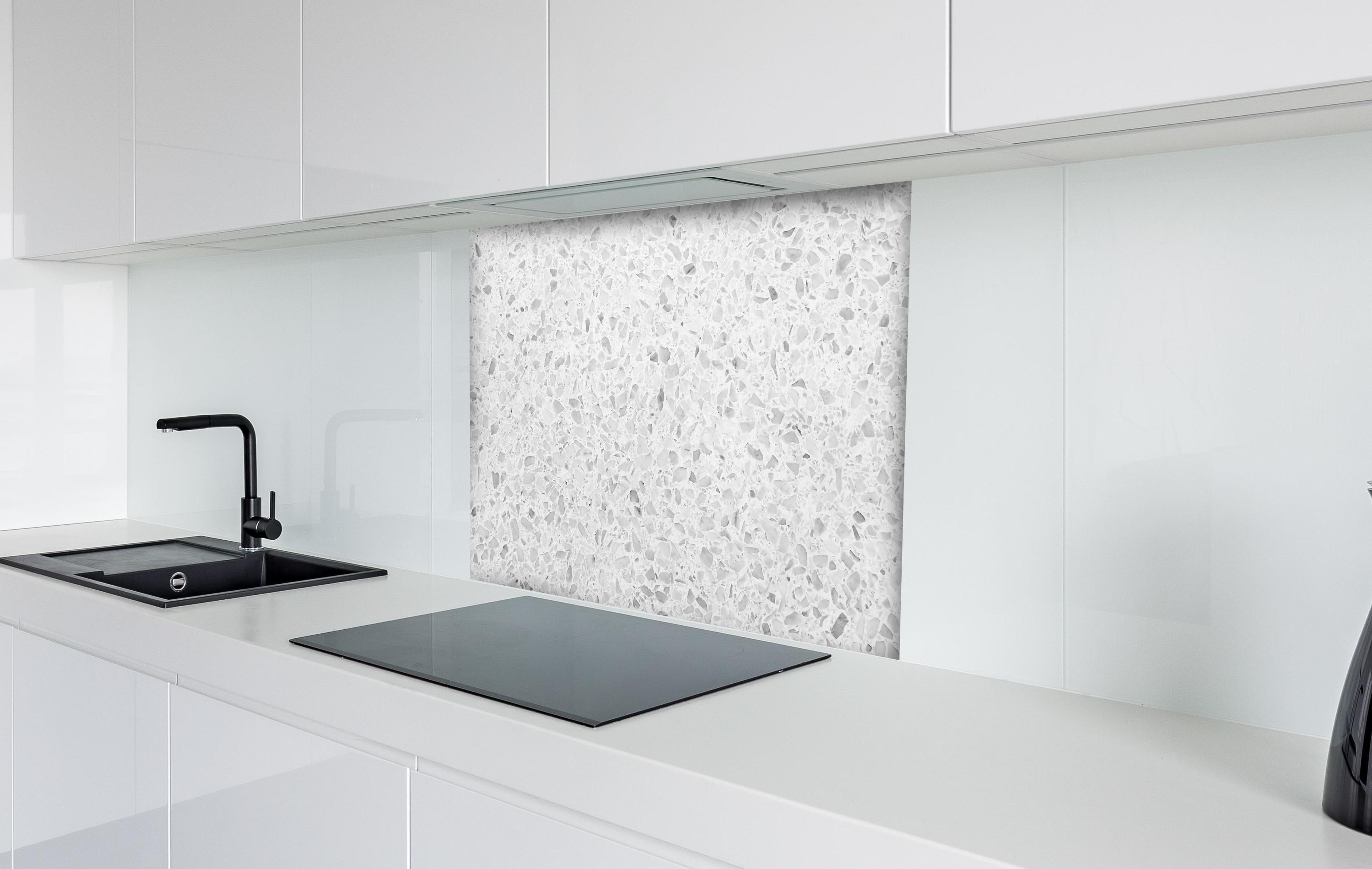 Spritzschutz - Monochrome Weiβ-Graue Terrazzo-Textur hinter einem Cerankochfeld zwischen Holz-Kochutensilien
