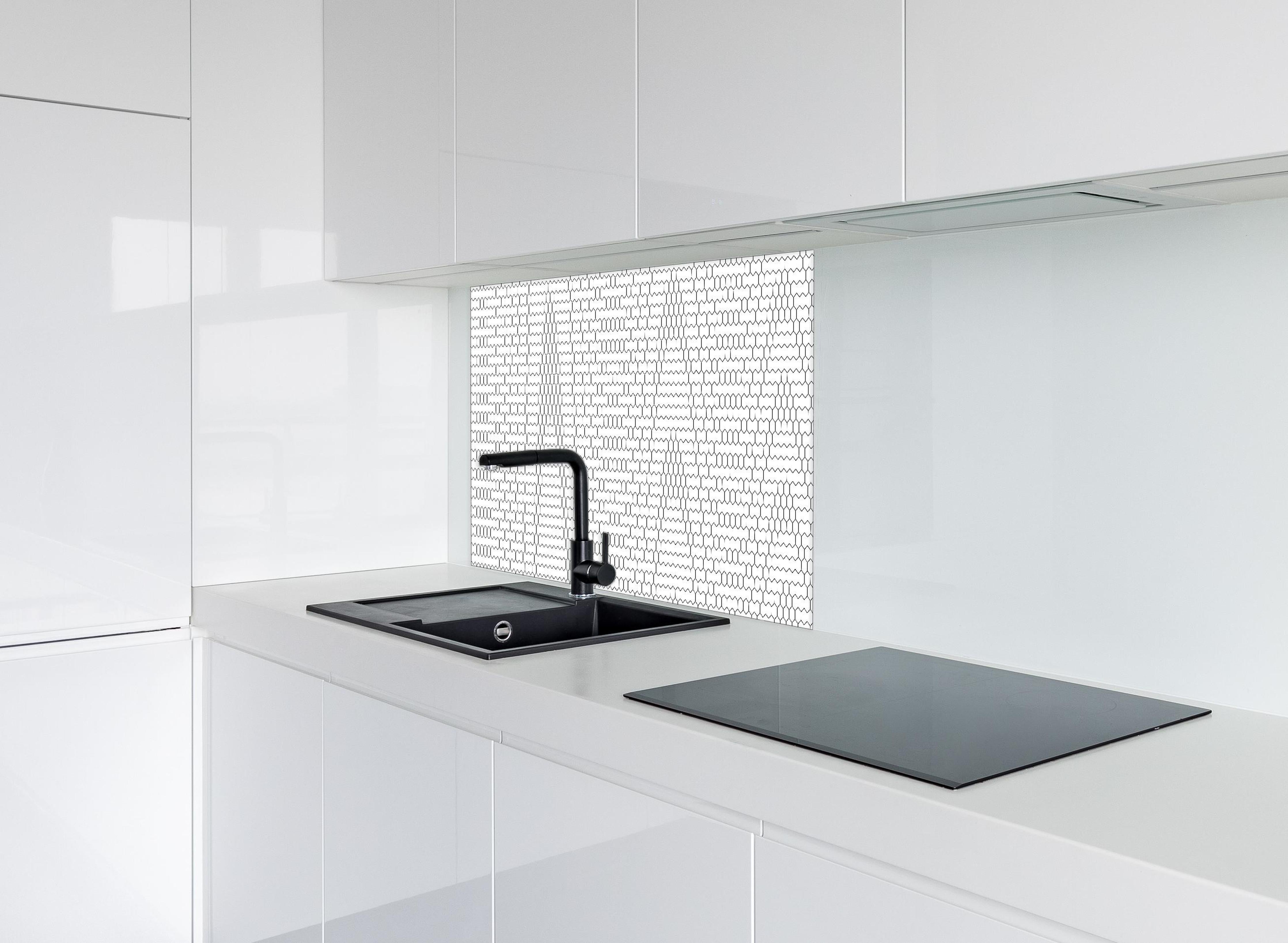 Spritzschutz - Monochromes Schwarz-Weiß Pixel-Design hinter einem Cerankochfeld zwischen Holz-Kochutensilien
