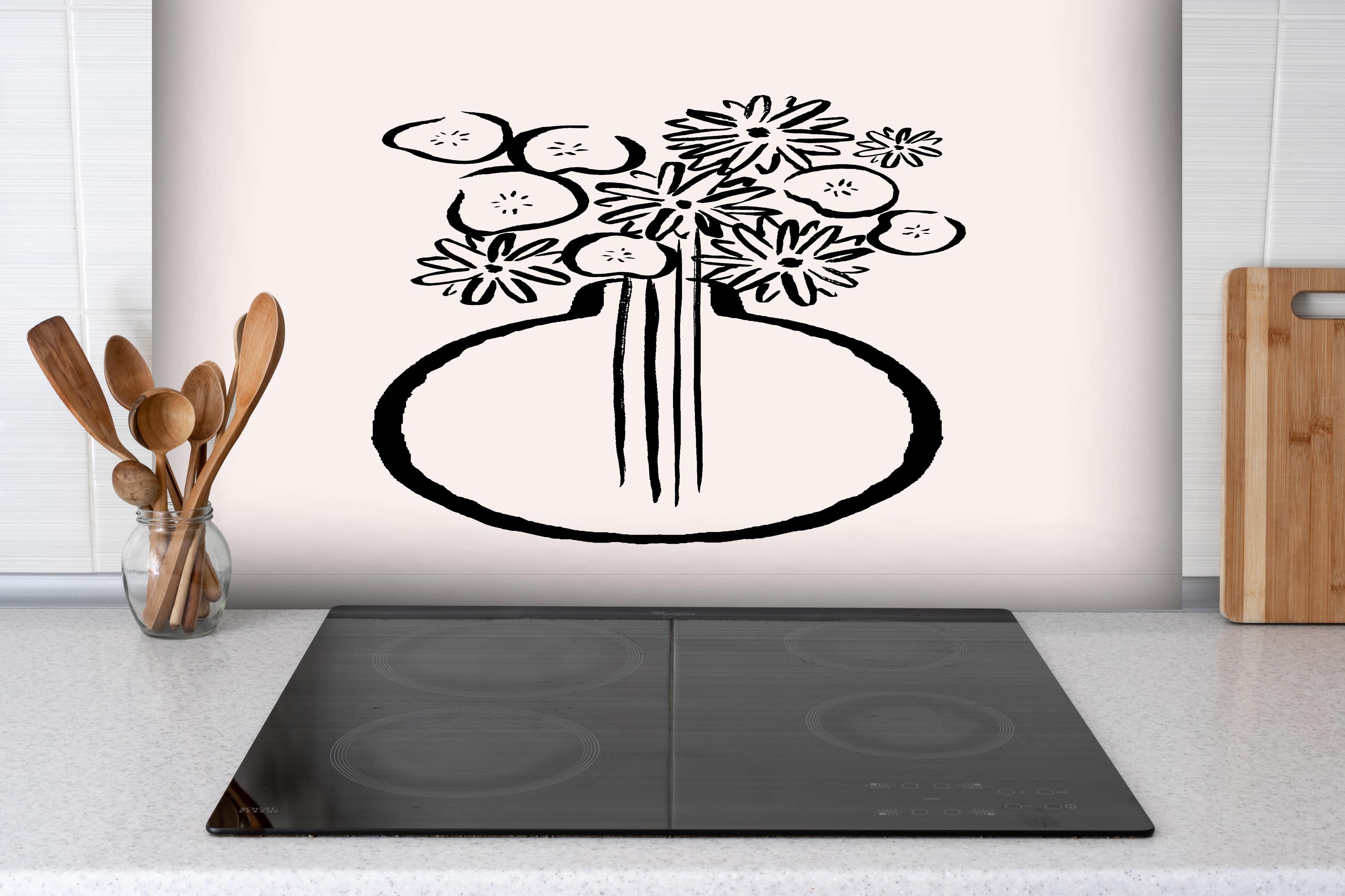 Spritzschutz - Monochromes Stillleben Blumen in Vase hinter einem Cerankochfeld zwischen Holz-Kochutensilien
