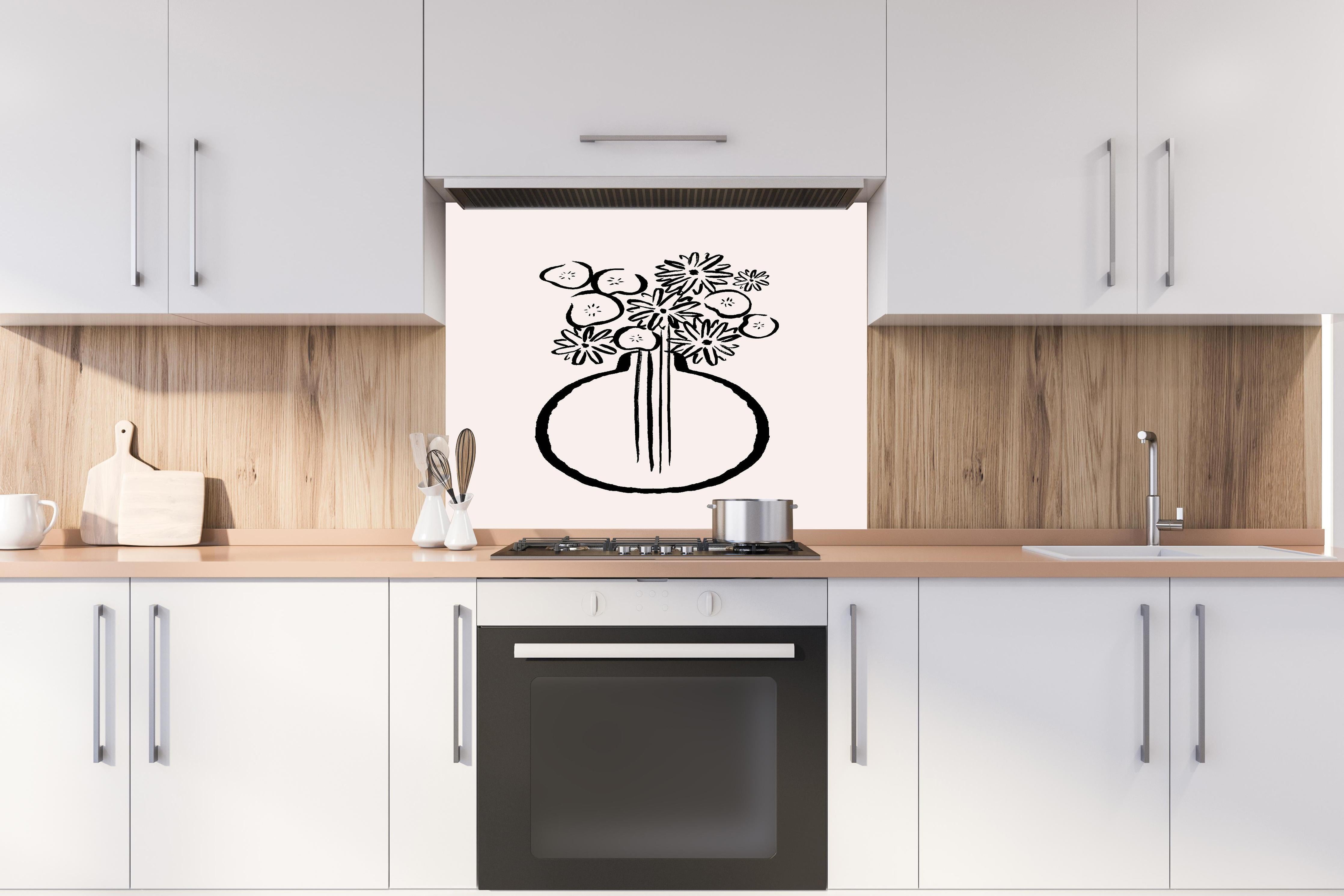 Spritzschutz - Monochromes Stillleben Blumen in Vase hinter einem Cerankochfeld zwischen Holz-Kochutensilien
