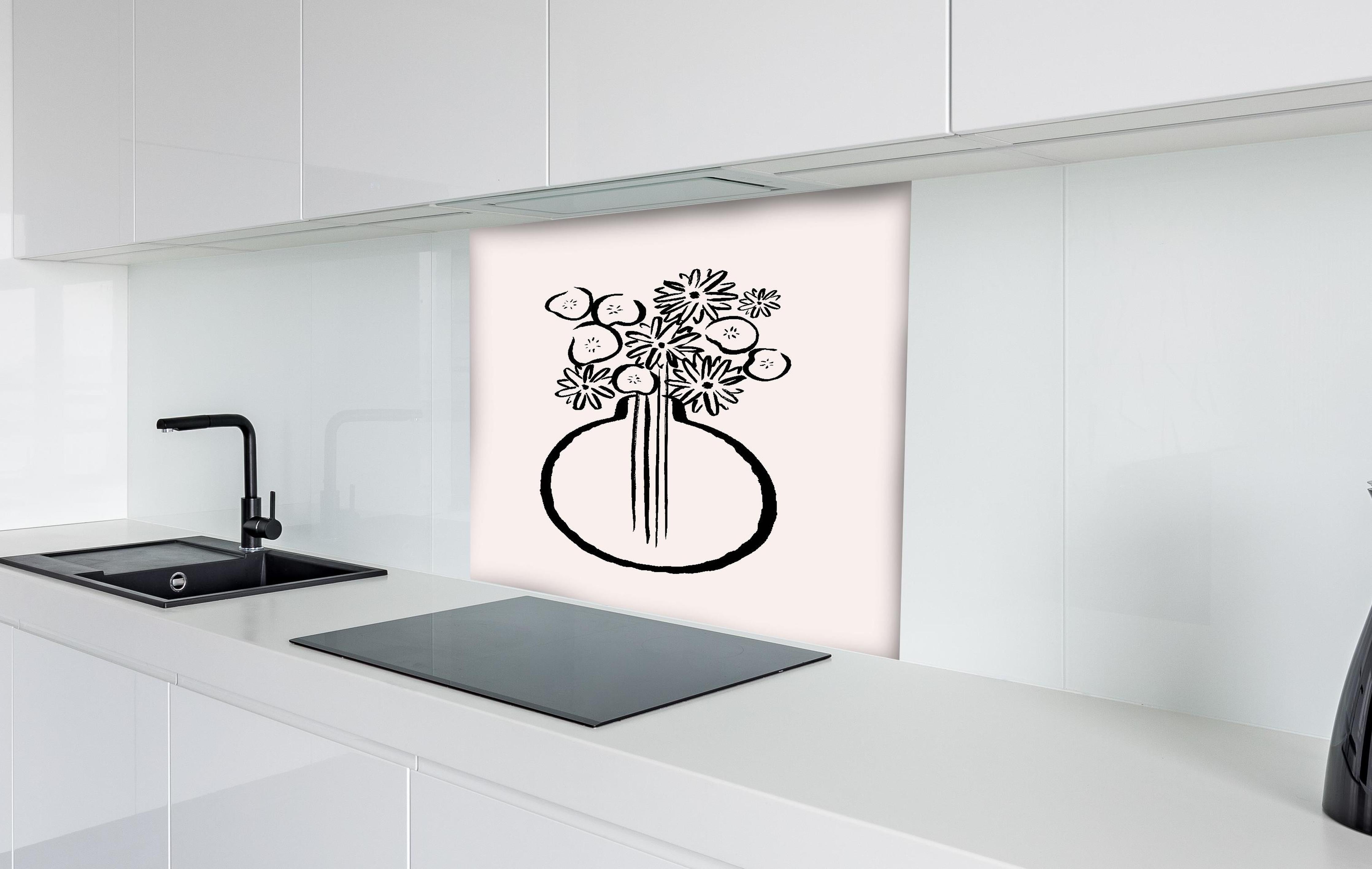 Spritzschutz - Monochromes Stillleben Blumen in Vase hinter einem Cerankochfeld zwischen Holz-Kochutensilien
