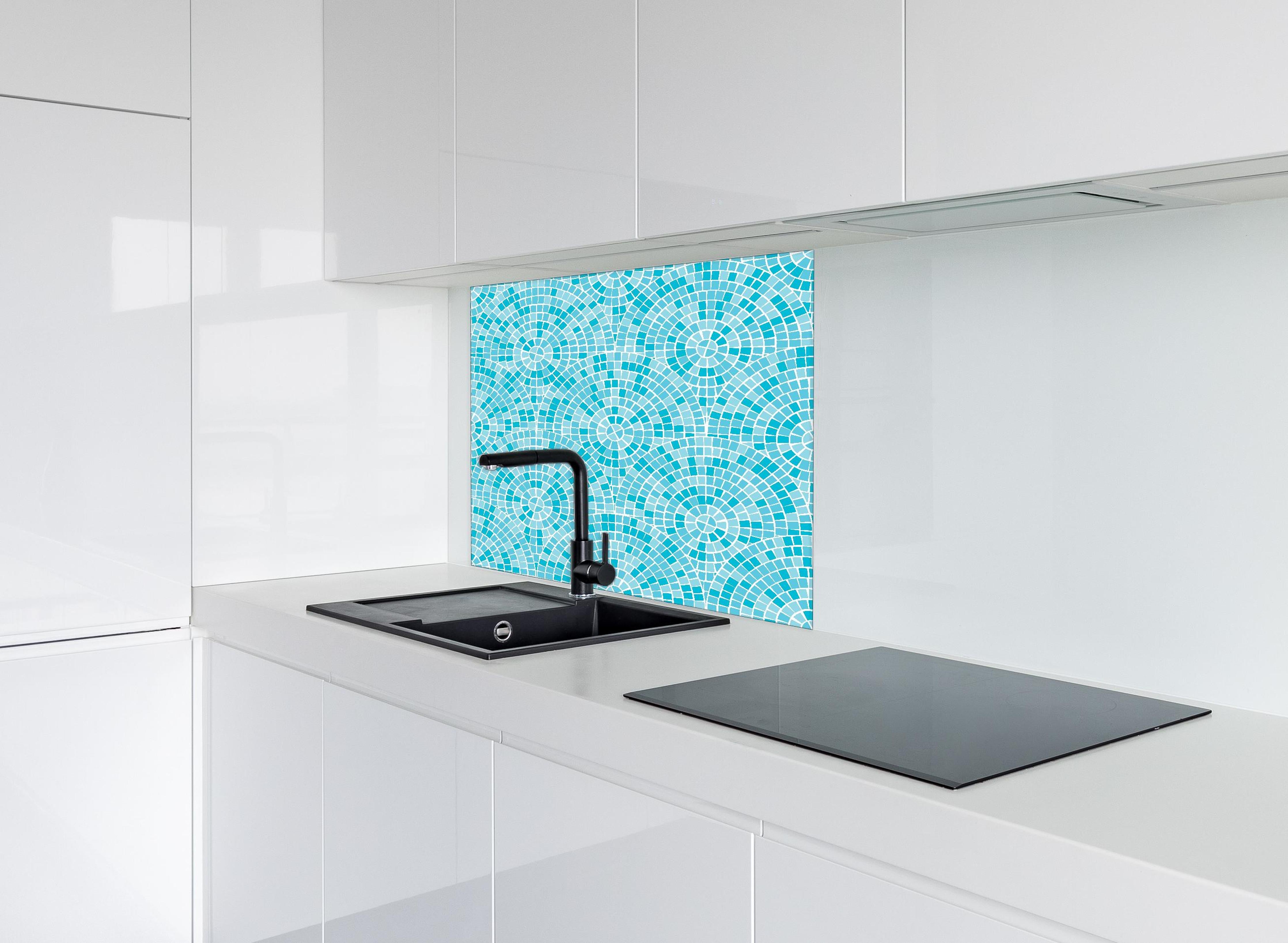 Spritzschutz - Mosaik-Design in Türkisblau mit geometrischen Mustern hinter einem Cerankochfeld zwischen Holz-Kochutensilien
