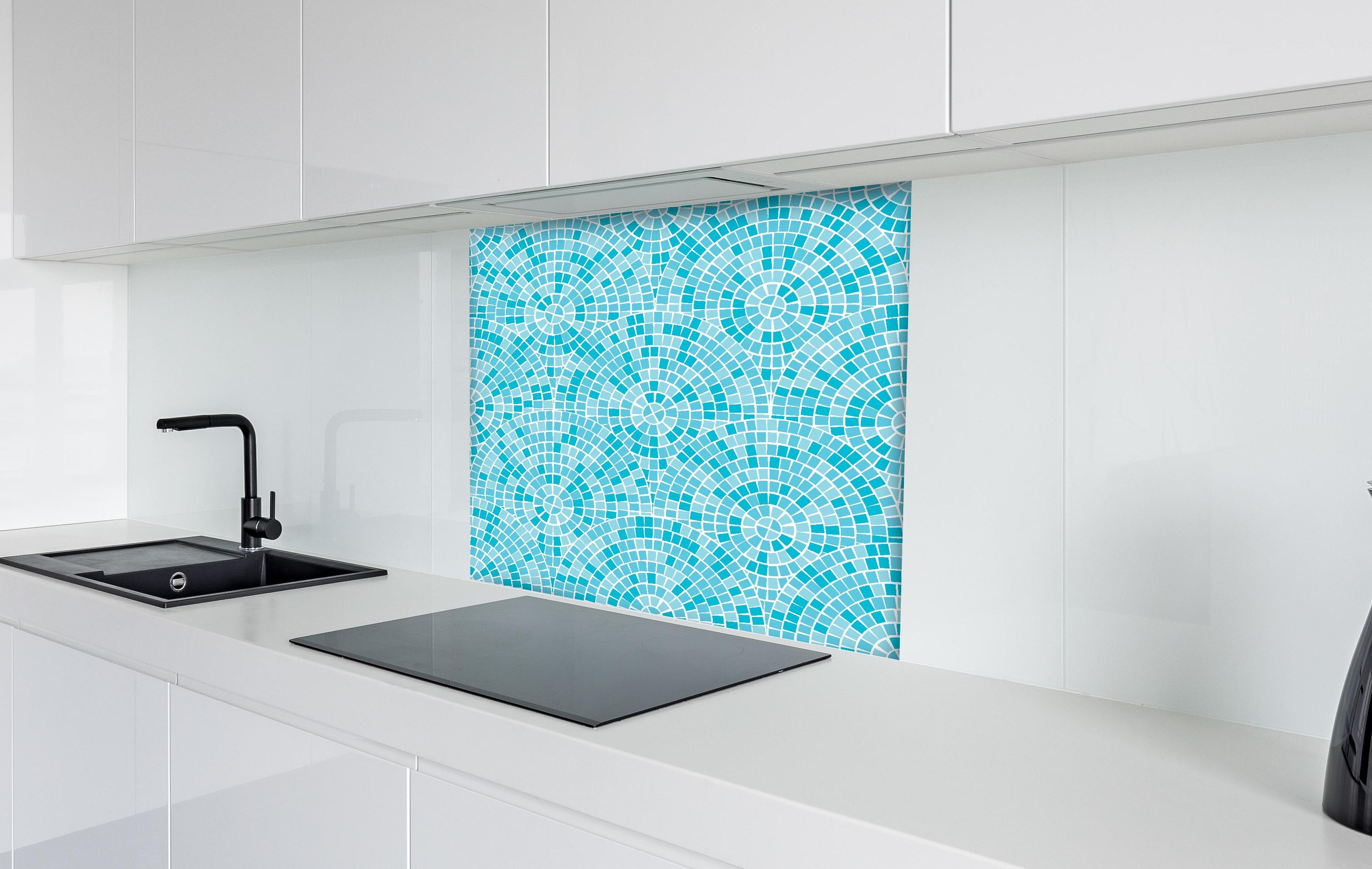 Spritzschutz - Mosaik-Design in Türkisblau mit geometrischen Mustern hinter einem Cerankochfeld zwischen Holz-Kochutensilien
