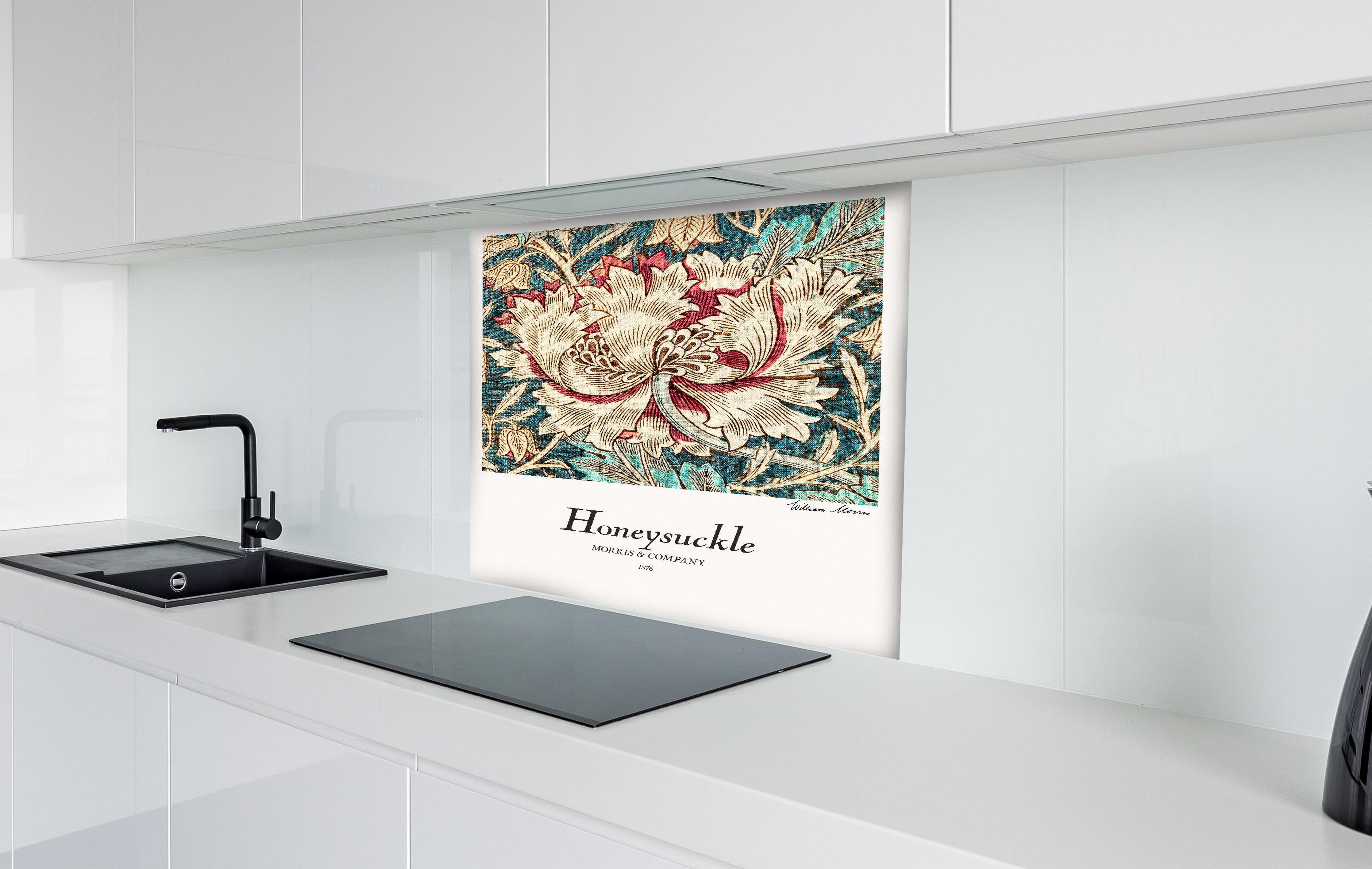 Spritzschutz - Mosaik Gemälde "Honeysuckle" hinter einem Cerankochfeld zwischen Holz-Kochutensilien
