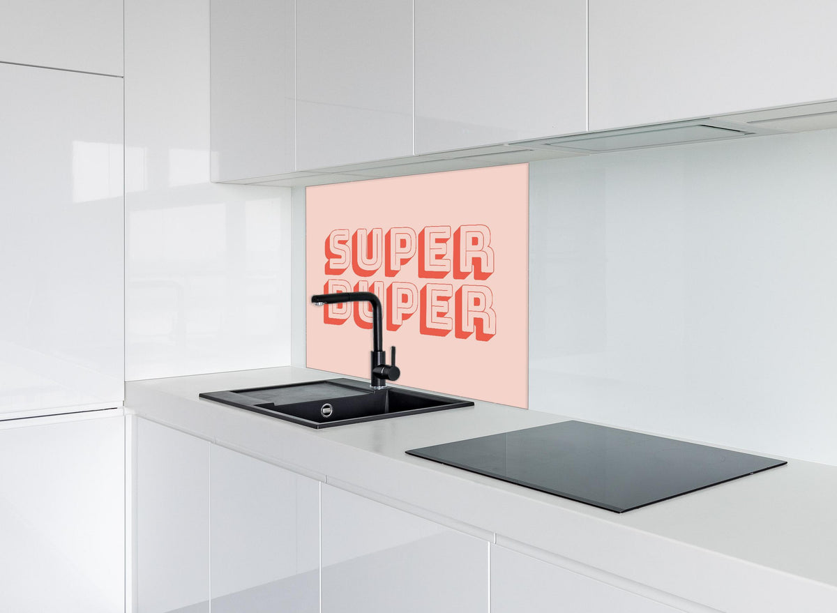 Spritzschutz - Motivationaler 'Super Duper' Schriftzug in Pink hinter einem Cerankochfeld zwischen Holz-Kochutensilien
