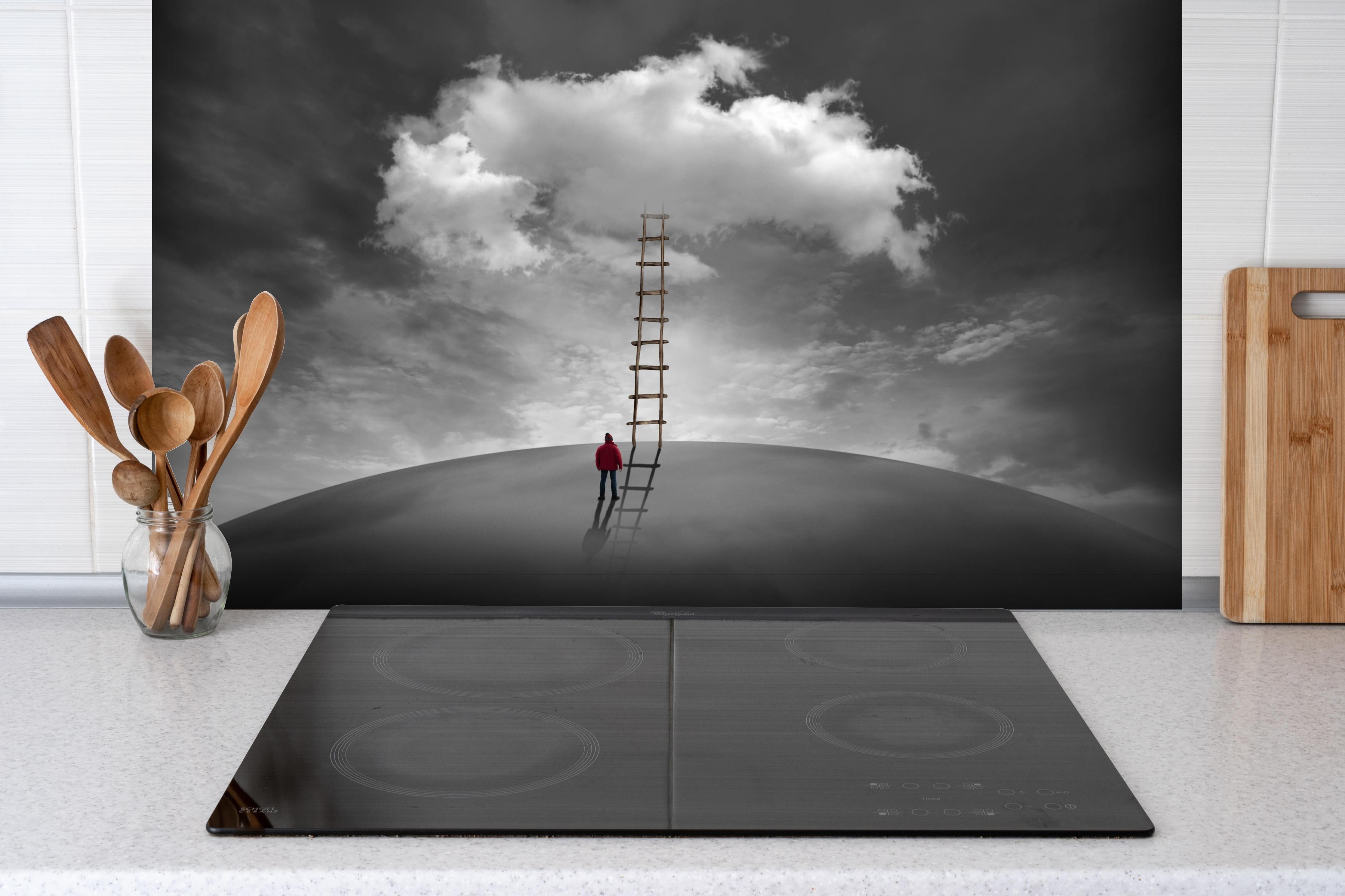 Spritzschutz - Mysteriöse Szene Mann Wolke Holzleiter hinter einem Cerankochfeld zwischen Holz-Kochutensilien
