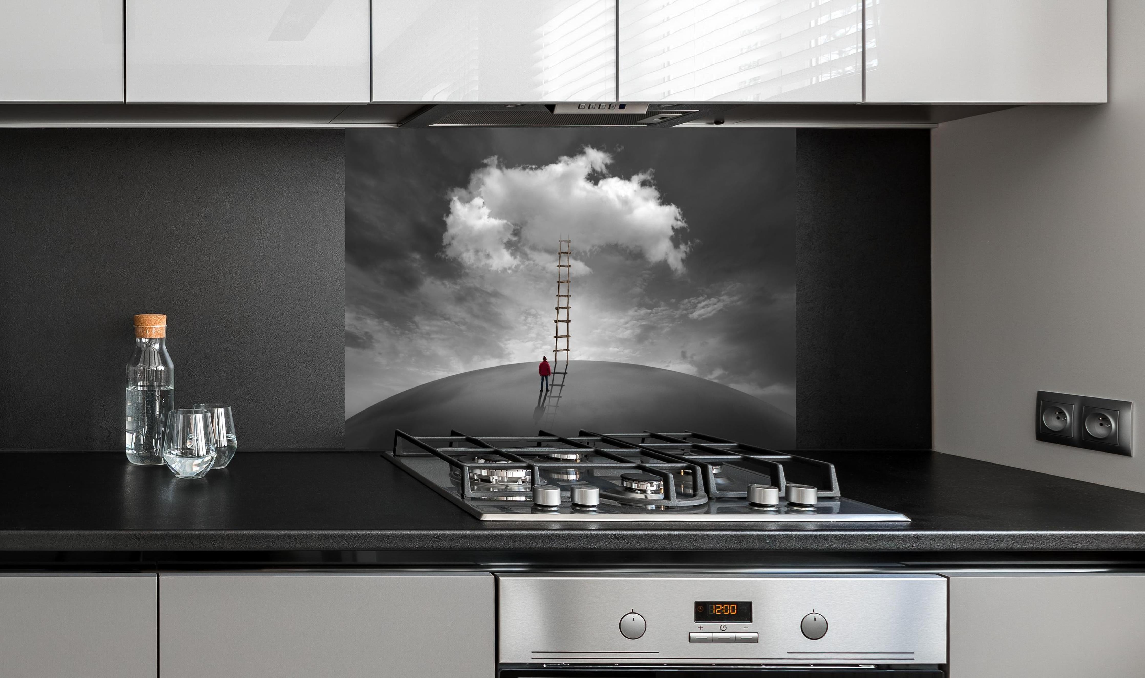 Spritzschutz - Mysteriöse Szene Mann Wolke Holzleiter hinter einem Cerankochfeld zwischen Holz-Kochutensilien
