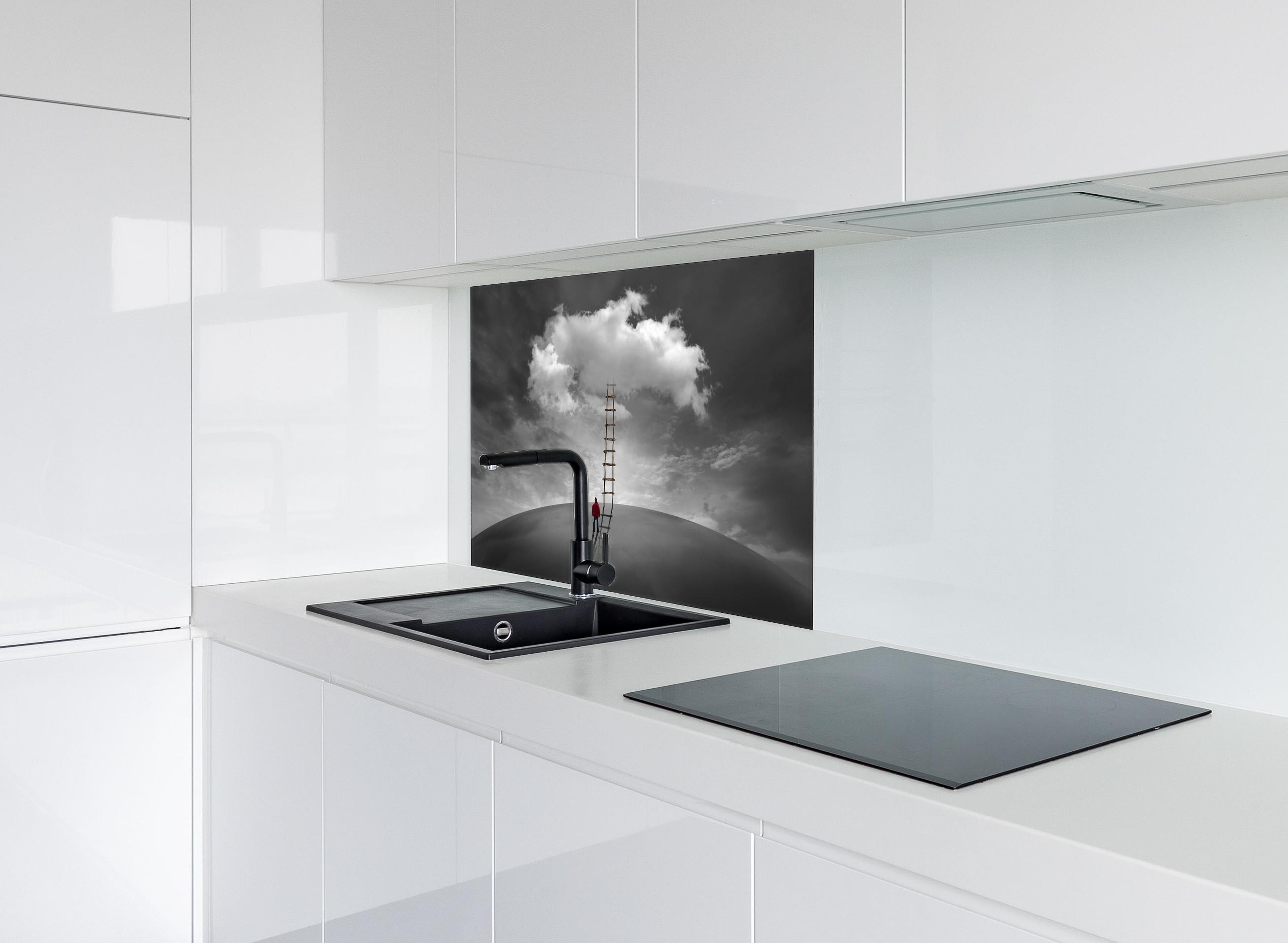 Spritzschutz - Mysteriöse Szene Mann Wolke Holzleiter hinter einem Cerankochfeld zwischen Holz-Kochutensilien
