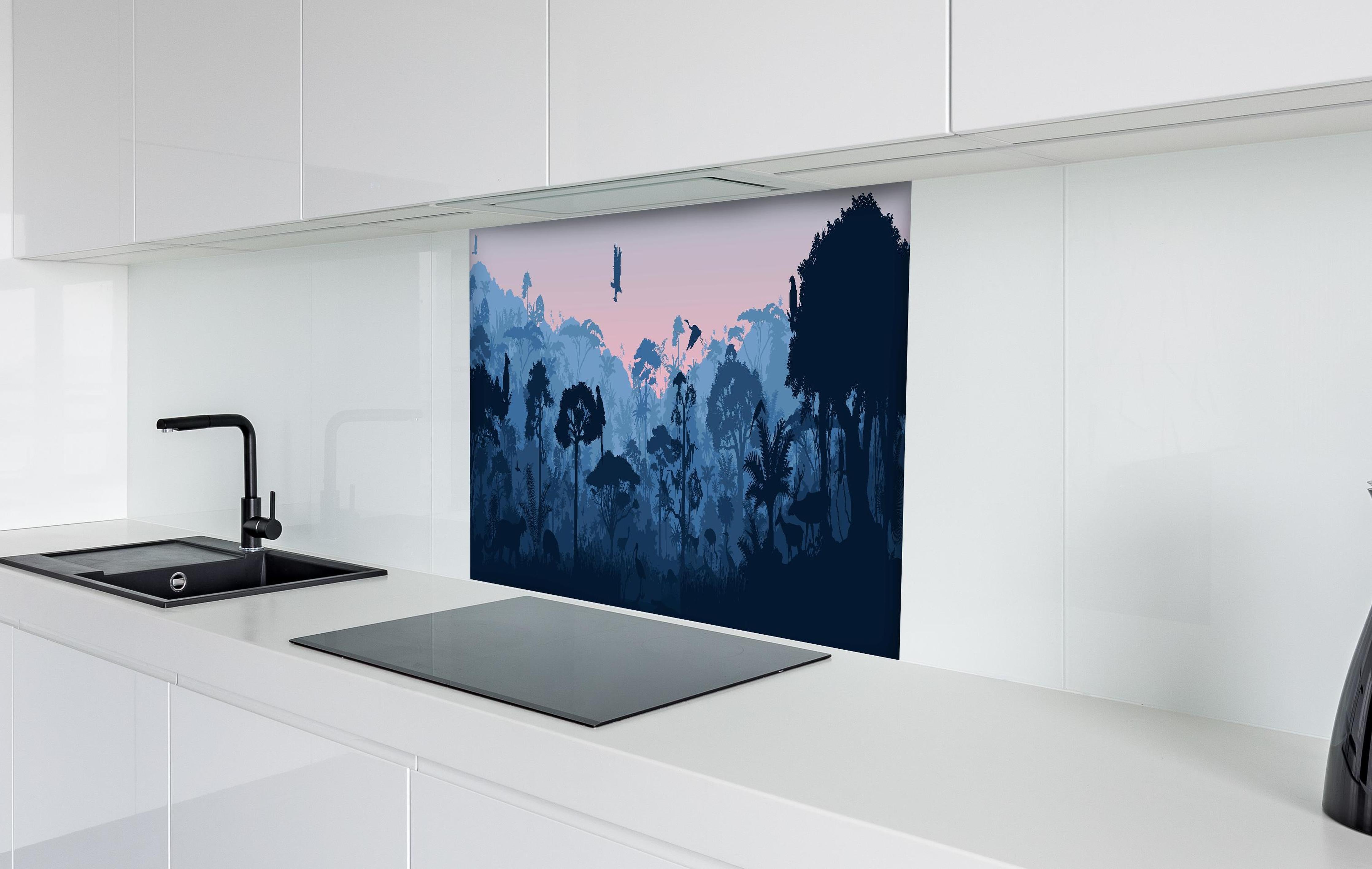 Spritzschutz - Mystische Dschungellandschaft in Dämmerfarben hinter einem Cerankochfeld zwischen Holz-Kochutensilien
