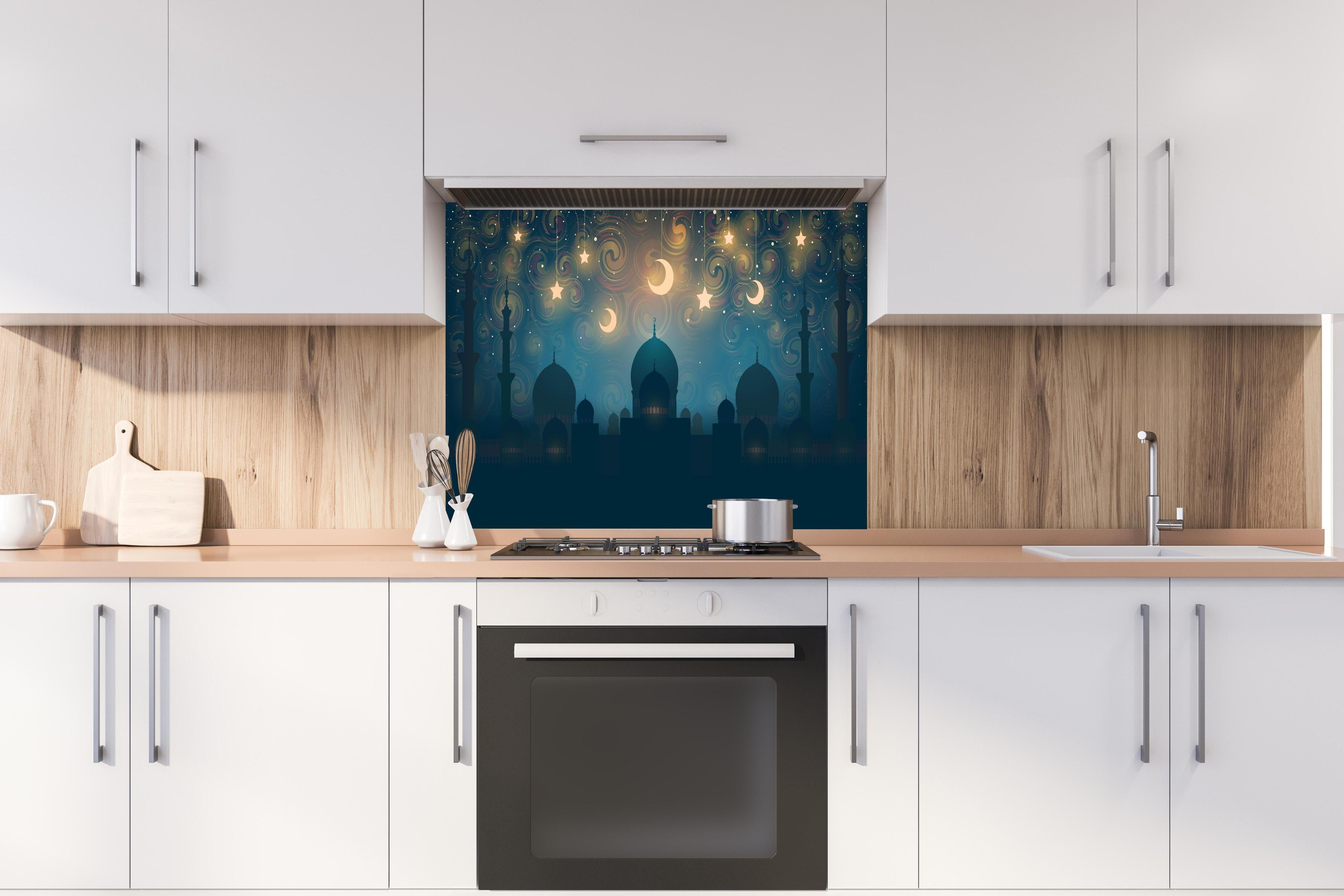 Spritzschutz - Mystische Moschee Silhouette bei Sternennacht hinter einem Cerankochfeld zwischen Holz-Kochutensilien
