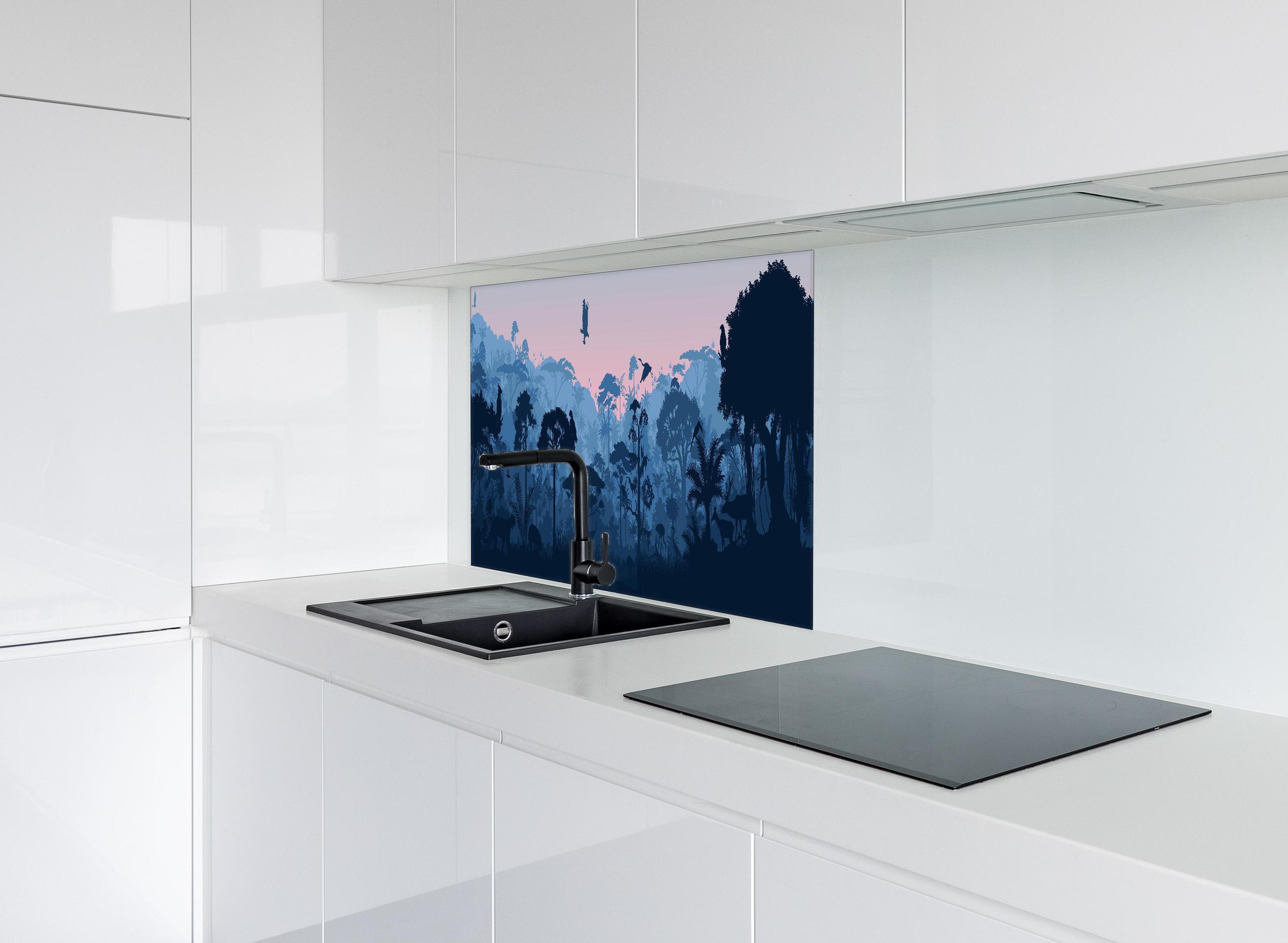 Spritzschutz - Mystischer Dschungel Silhouetten Panorama hinter einem Cerankochfeld zwischen Holz-Kochutensilien
