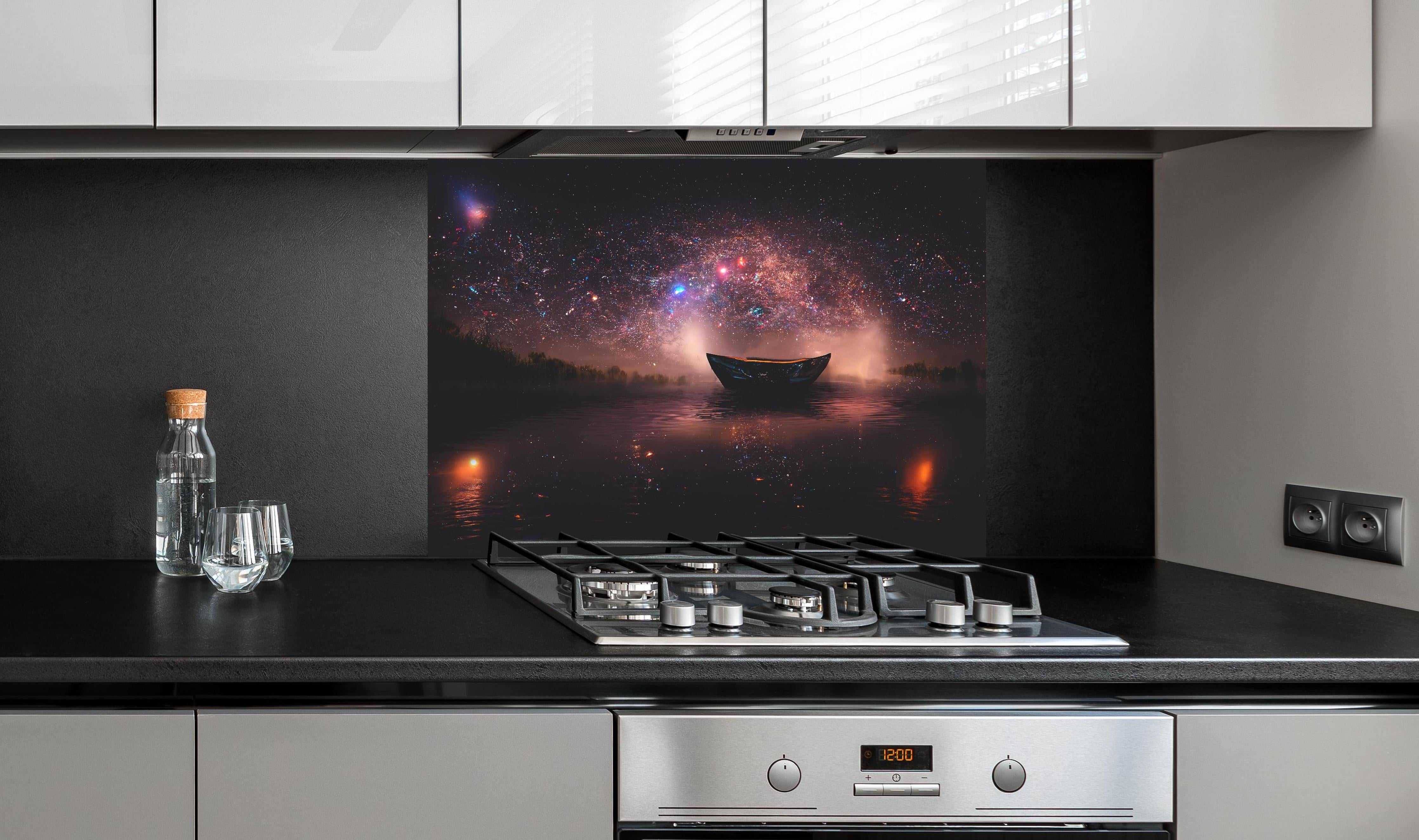 Spritzschutz - Mystischer Sternenhimmel mit Boot auf dem See hinter einem Cerankochfeld zwischen Holz-Kochutensilien
