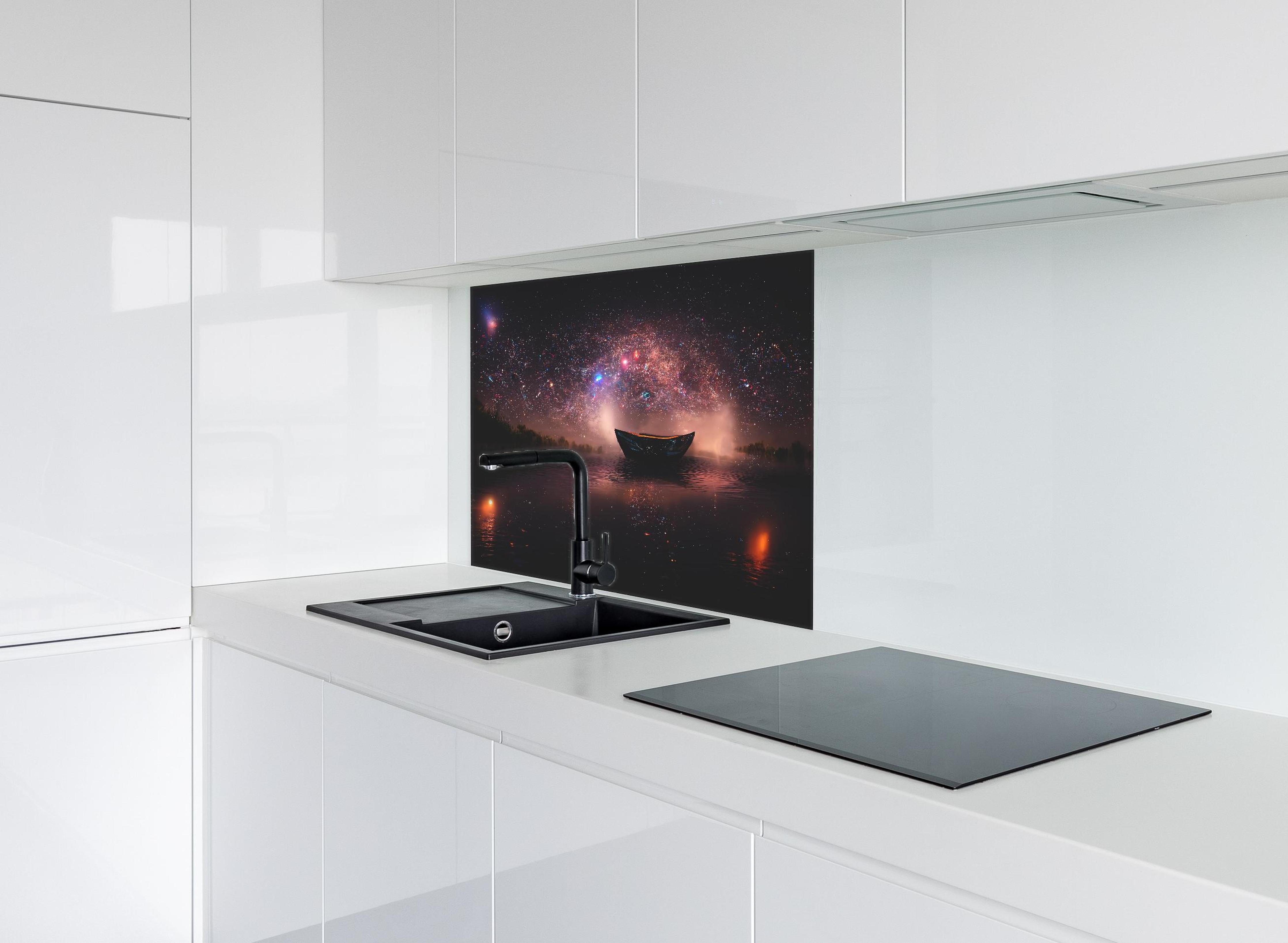 Spritzschutz - Mystischer Sternenhimmel mit Boot auf dem See hinter einem Cerankochfeld zwischen Holz-Kochutensilien
