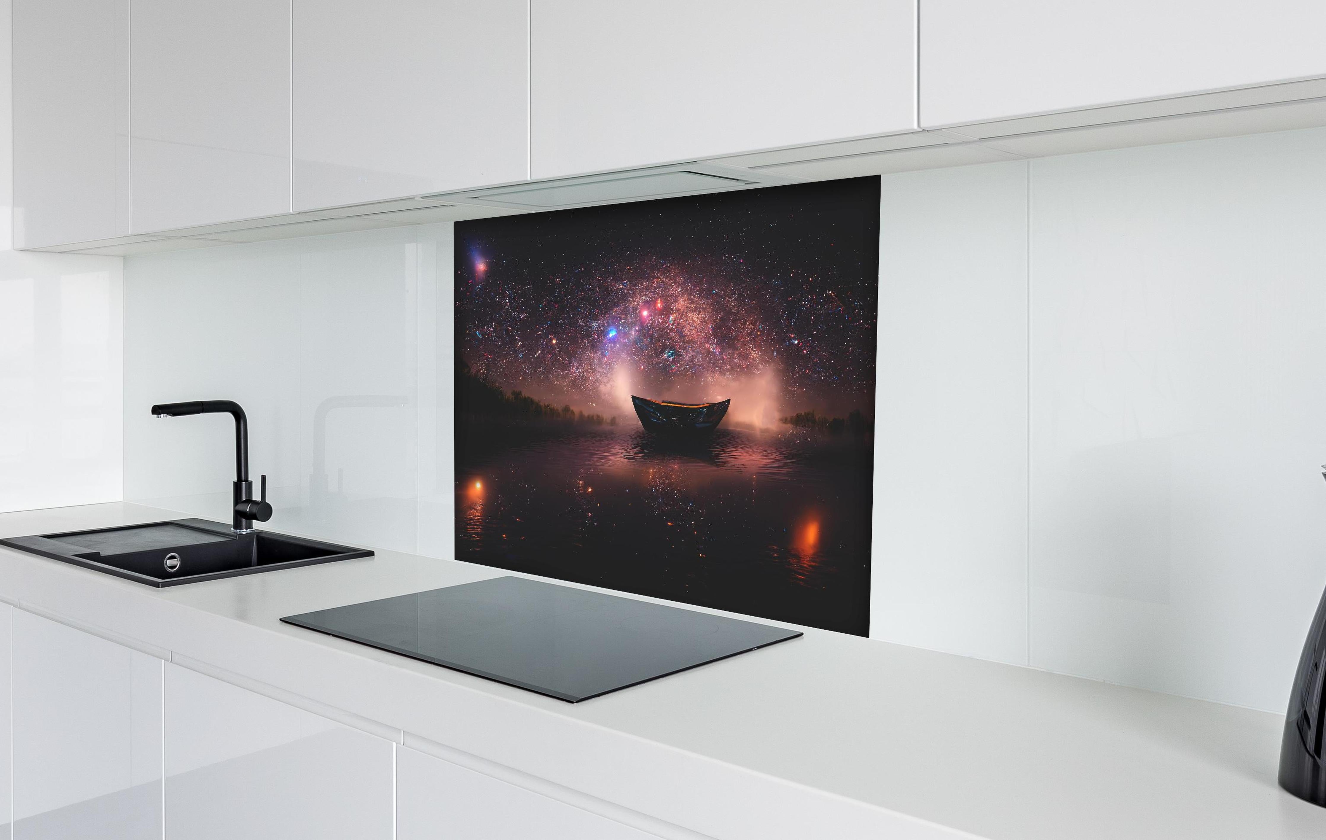 Spritzschutz - Mystischer Sternenhimmel mit Boot auf dem See hinter einem Cerankochfeld zwischen Holz-Kochutensilien
