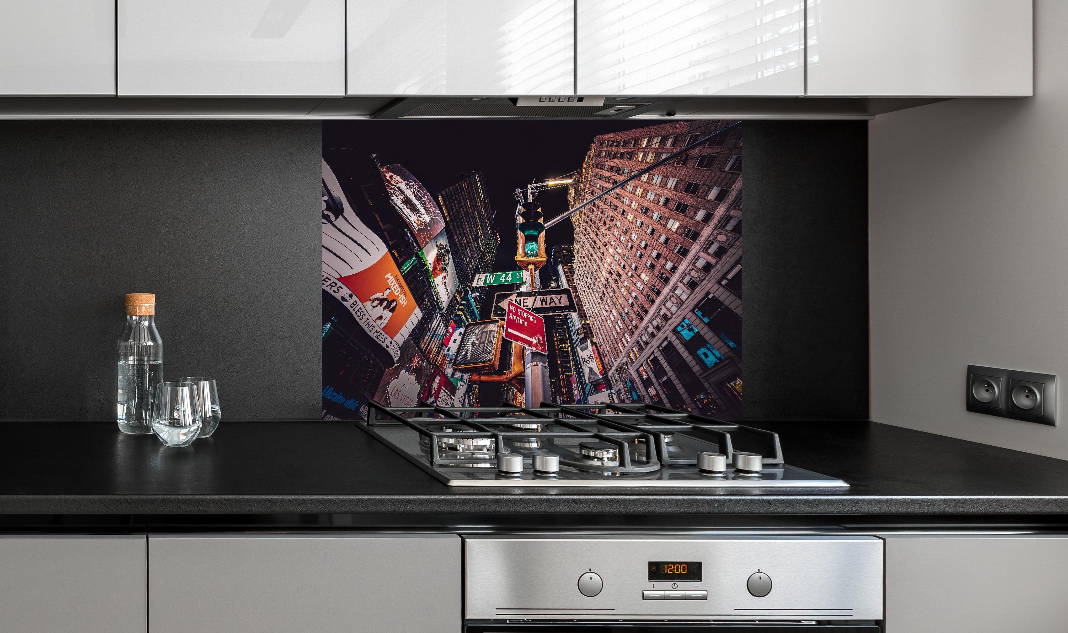 Spritzschutz - NYC Nächte hinter einem Cerankochfeld zwischen Holz-Kochutensilien
