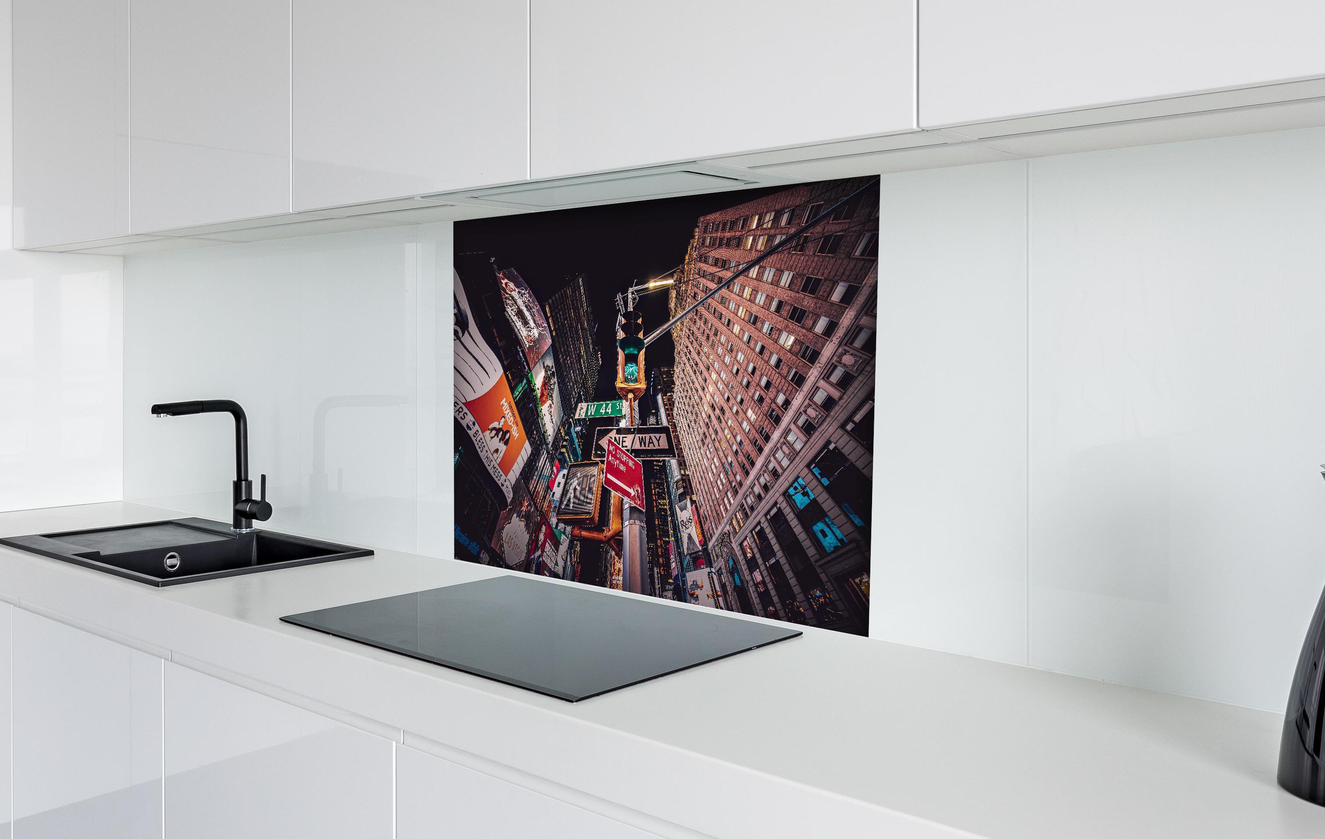 Spritzschutz - NYC Nächte hinter einem Cerankochfeld zwischen Holz-Kochutensilien
