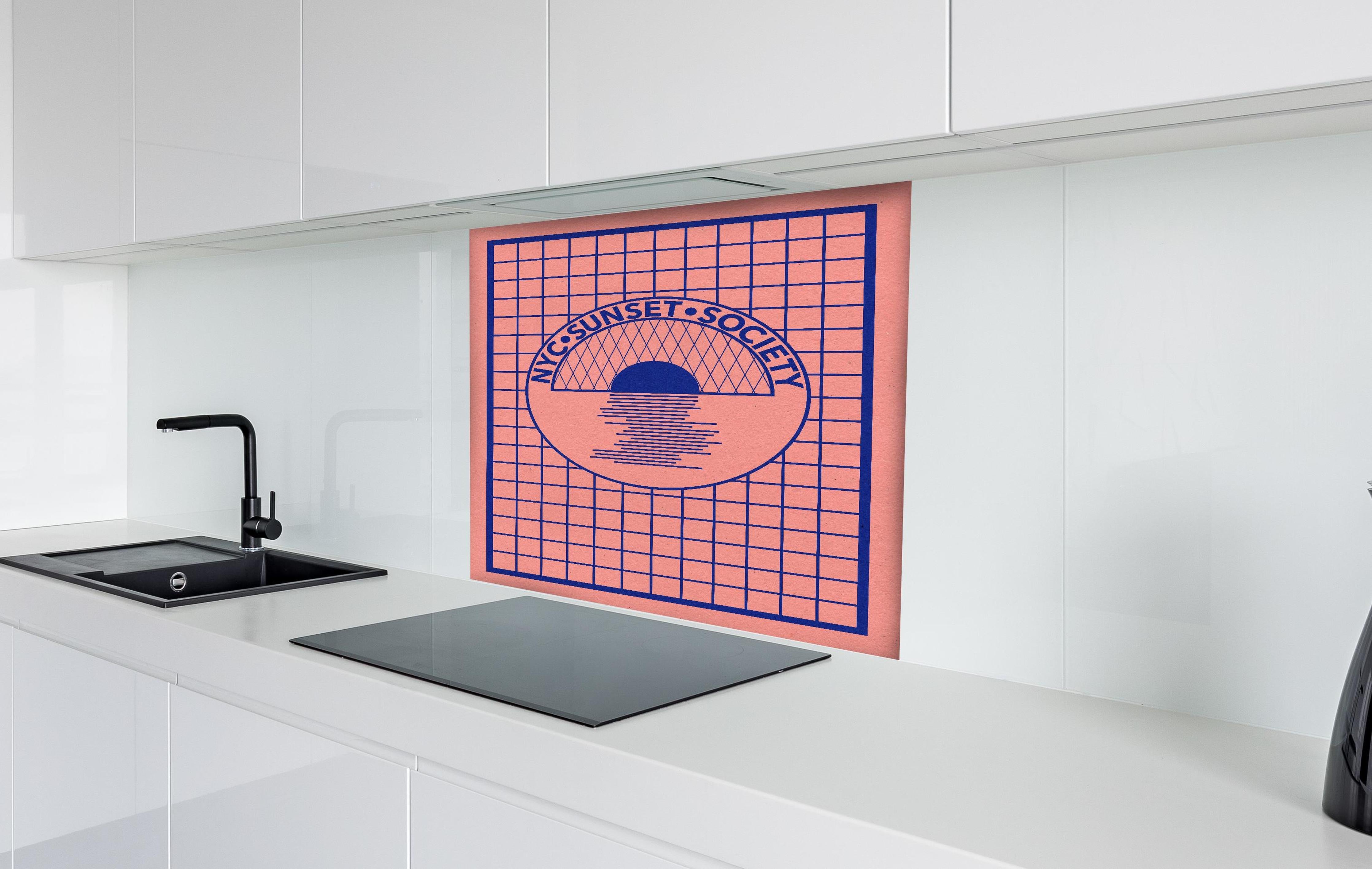 Spritzschutz - NYC Sunset Society Papierkunstwerk hinter einem Cerankochfeld zwischen Holz-Kochutensilien
