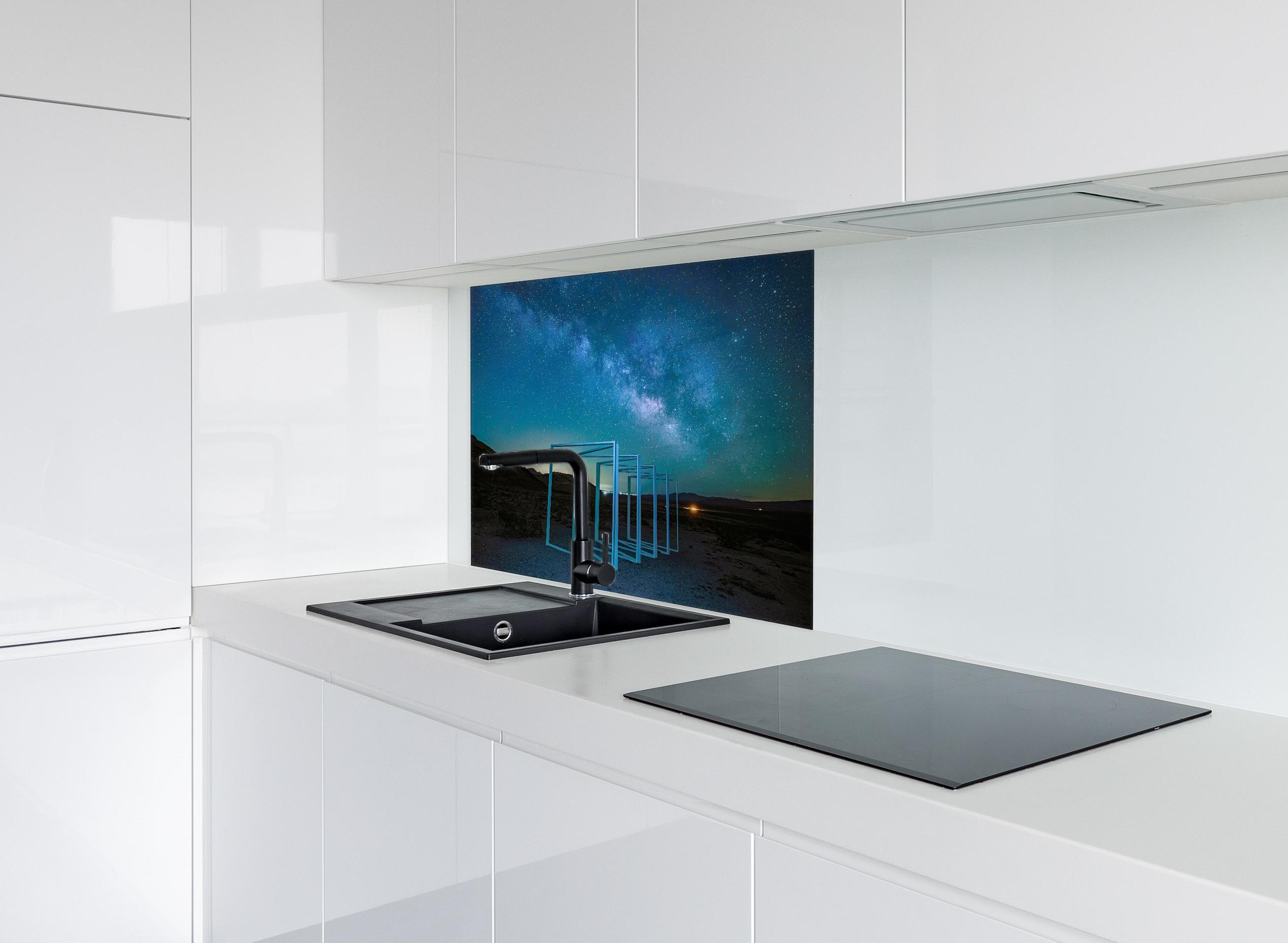 Spritzschutz - Nächtliche Landschaft  hinter einem Cerankochfeld zwischen Holz-Kochutensilien
