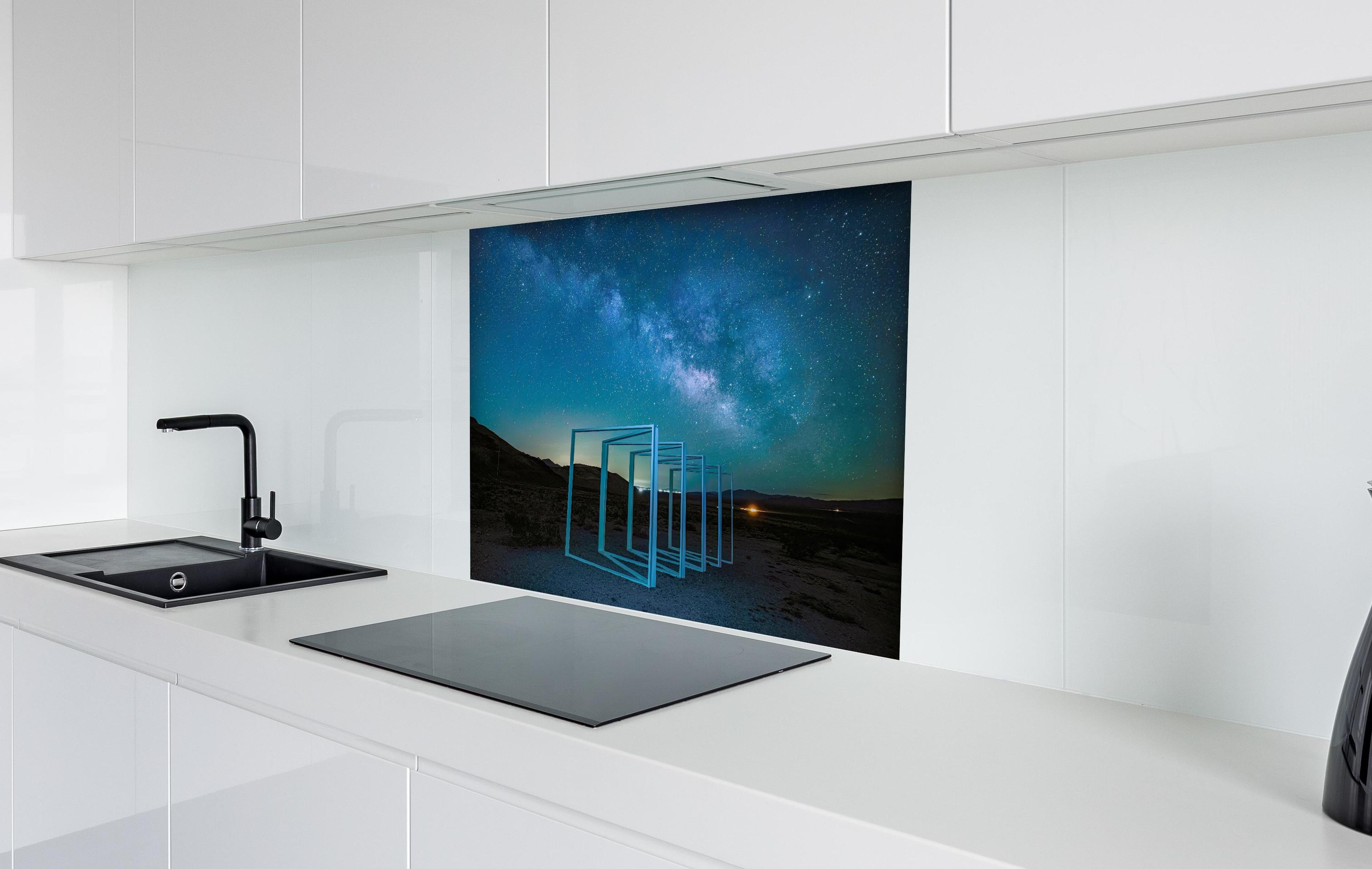 Spritzschutz - Nächtliche Landschaft  hinter einem Cerankochfeld zwischen Holz-Kochutensilien
