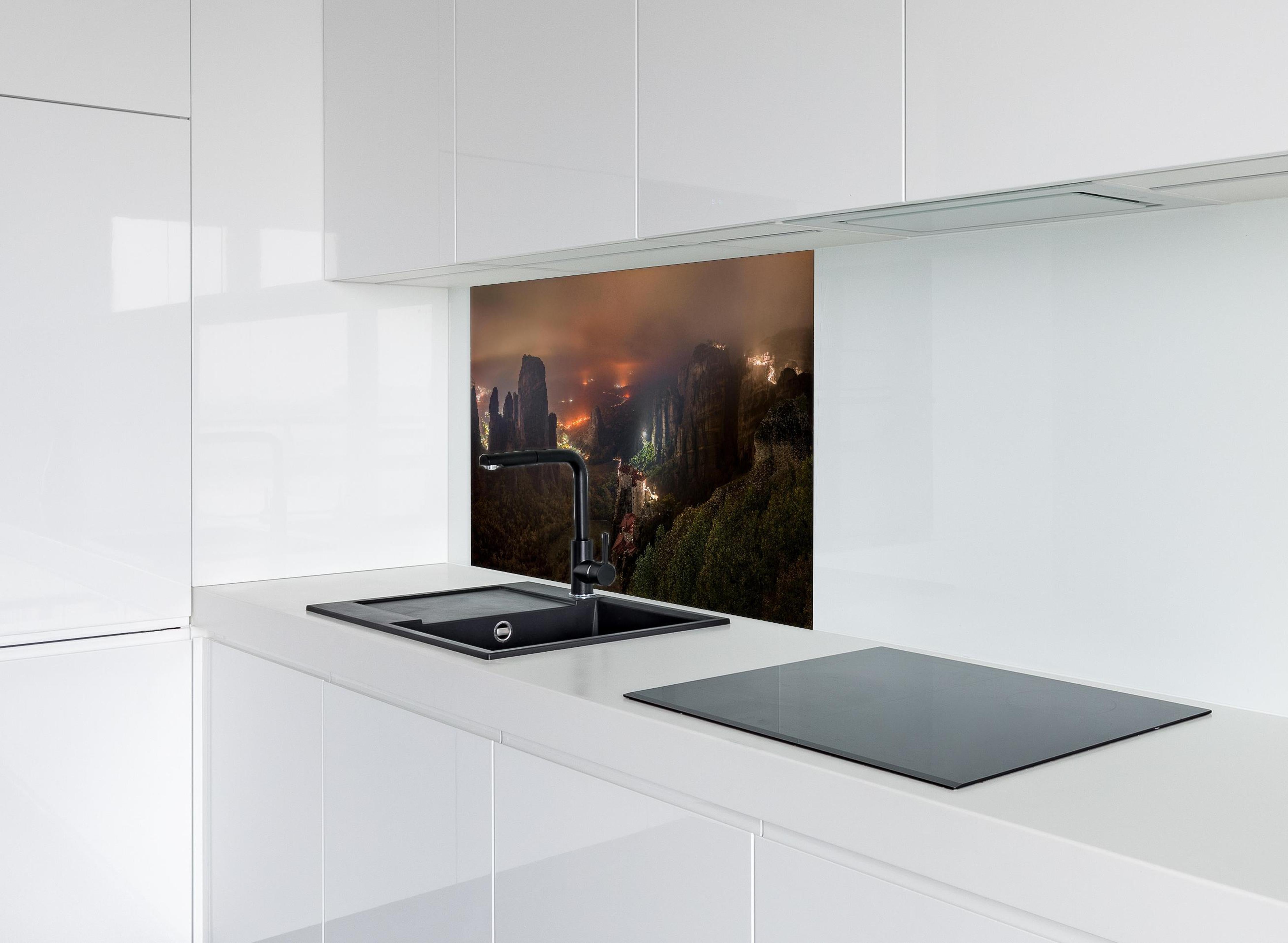 Spritzschutz - Nächtlicher Blick auf Meteora Berge hinter einem Cerankochfeld zwischen Holz-Kochutensilien
