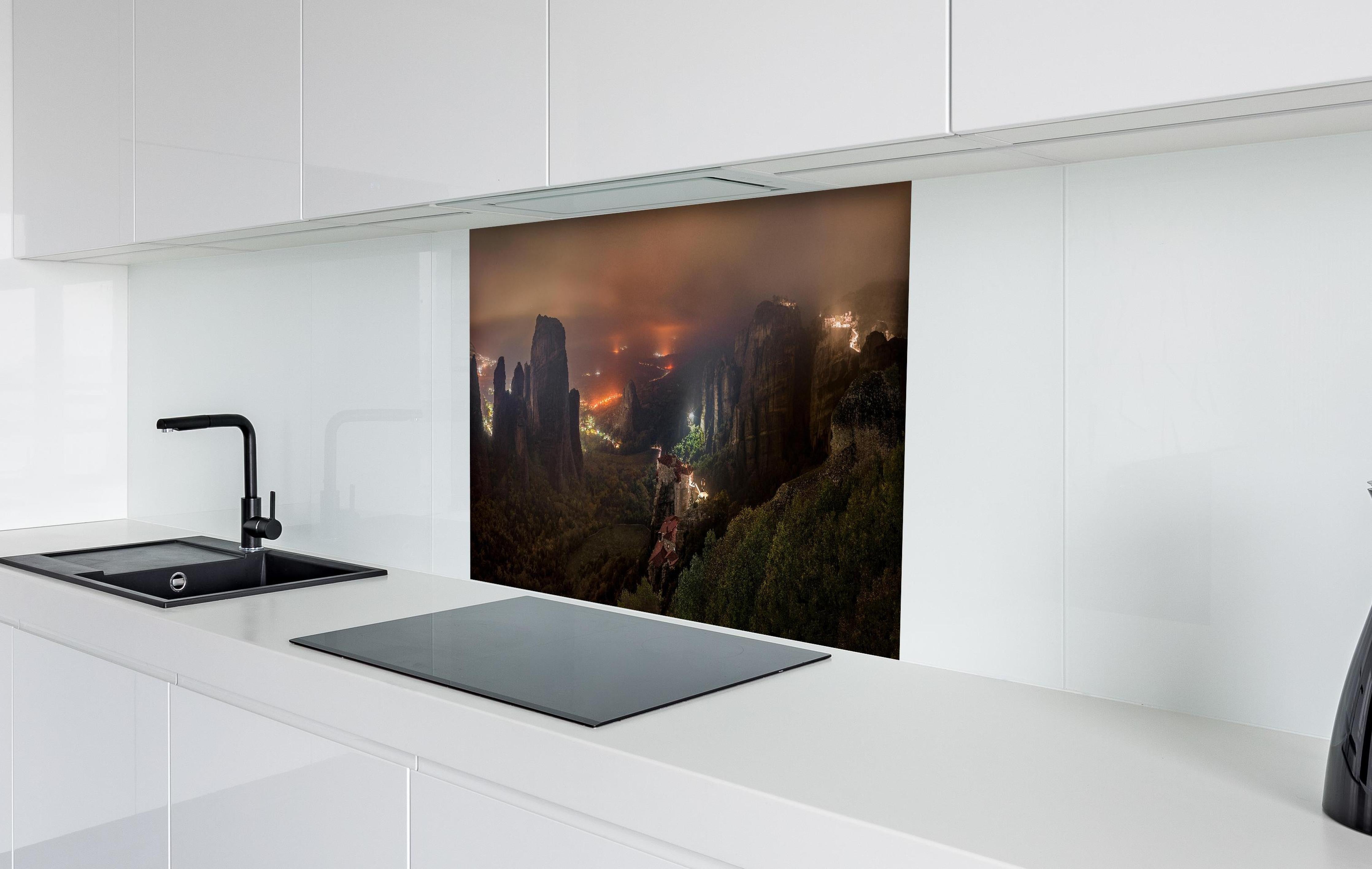 Spritzschutz - Nächtlicher Blick auf Meteora Berge hinter einem Cerankochfeld zwischen Holz-Kochutensilien
