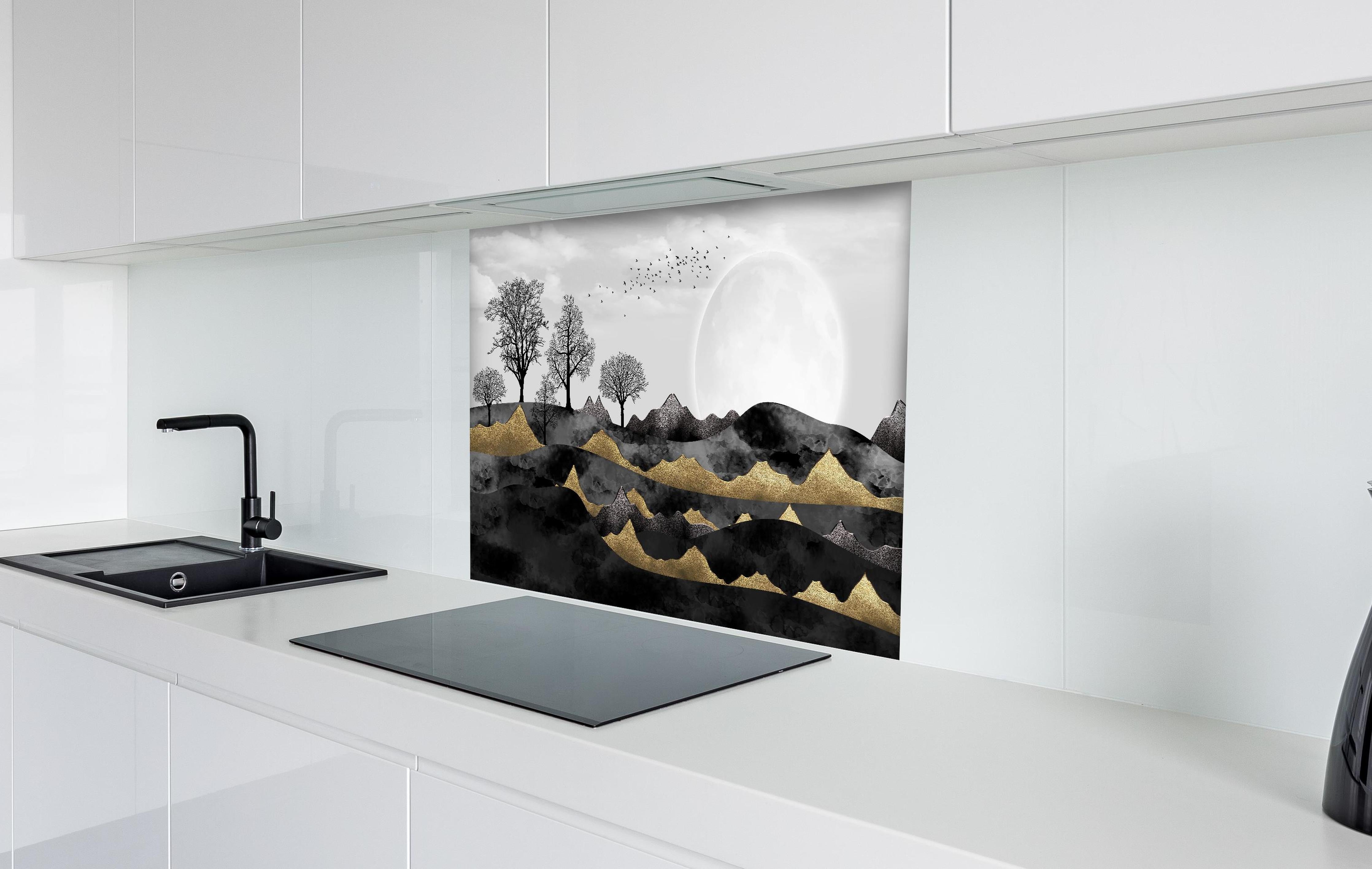 Spritzschutz - Nächtliches Landschaftsdesign - Grafik hinter einem Cerankochfeld zwischen Holz-Kochutensilien
