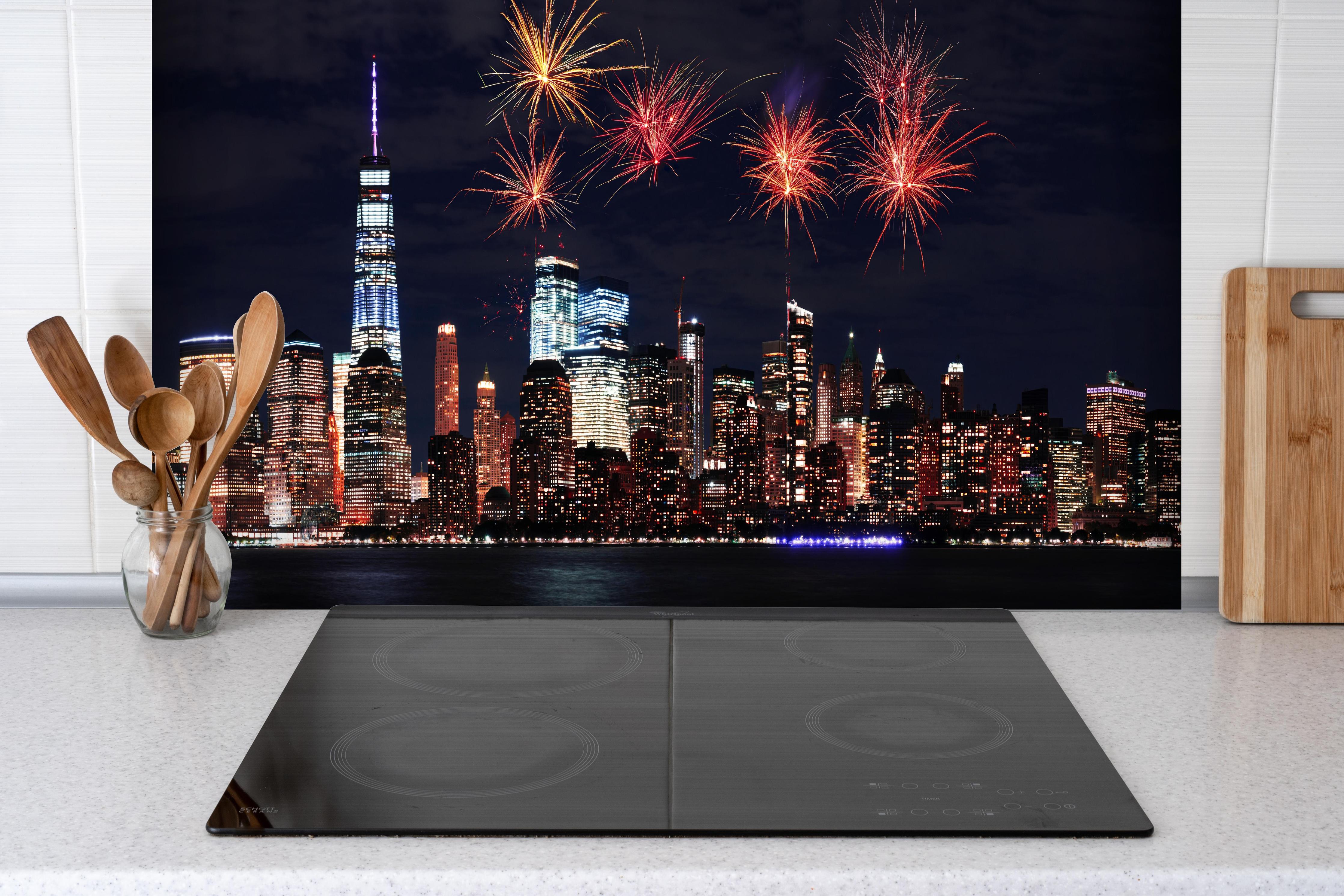 Spritzschutz - Nächtliches Manhattan Feuerwerk Panorama hinter einem Cerankochfeld zwischen Holz-Kochutensilien
