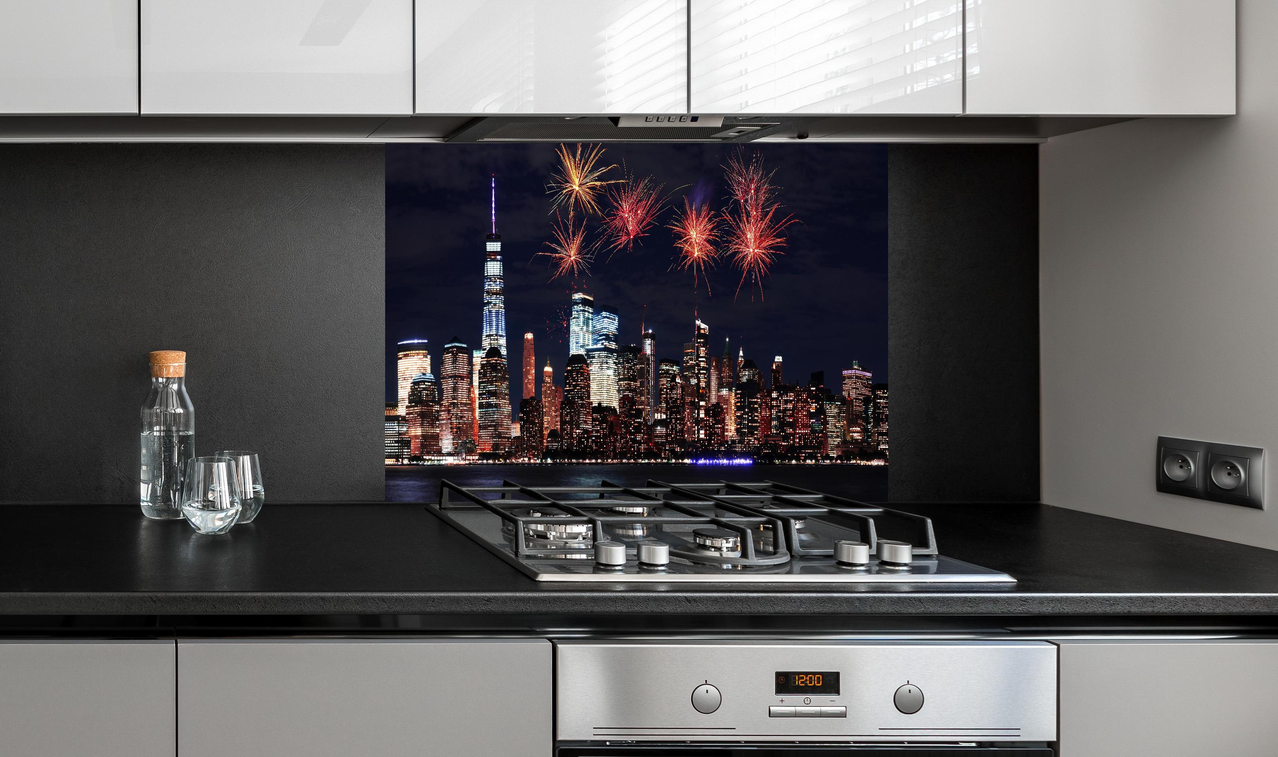 Spritzschutz - Nächtliches Manhattan Feuerwerk Panorama hinter einem Cerankochfeld zwischen Holz-Kochutensilien

