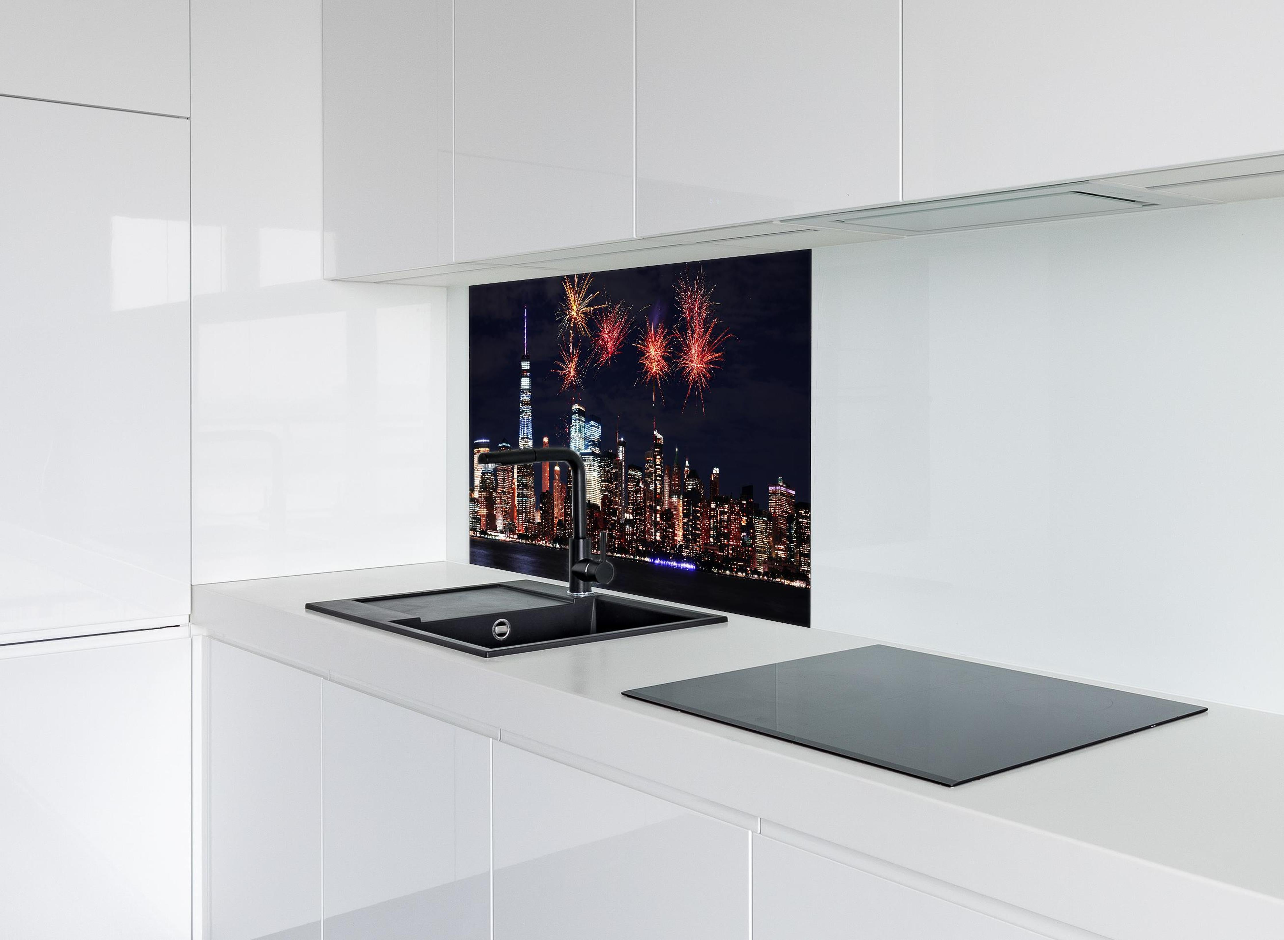 Spritzschutz - Nächtliches Manhattan Feuerwerk Panorama hinter einem Cerankochfeld zwischen Holz-Kochutensilien
